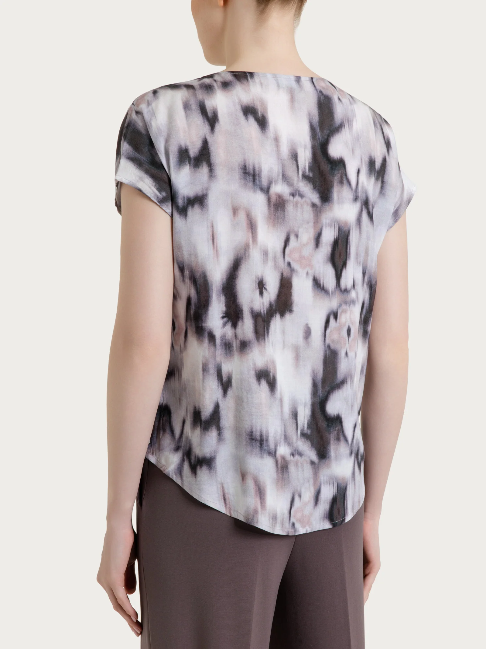 Blusa con manica corta e fantasia in EcoSeta - Fant. Raisin - Image 2
