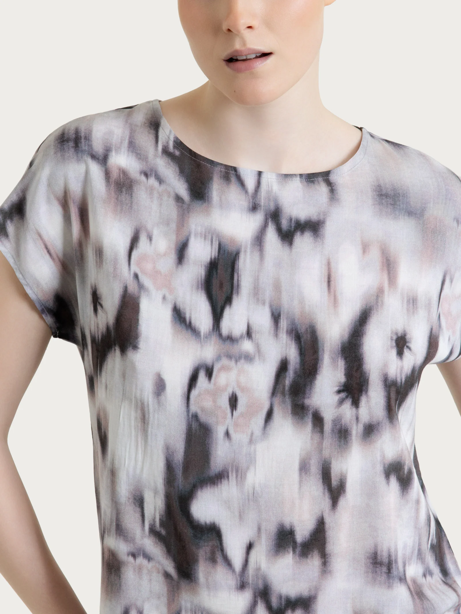 Blusa con manica corta e fantasia in EcoSeta - Fant. Raisin - Image 4