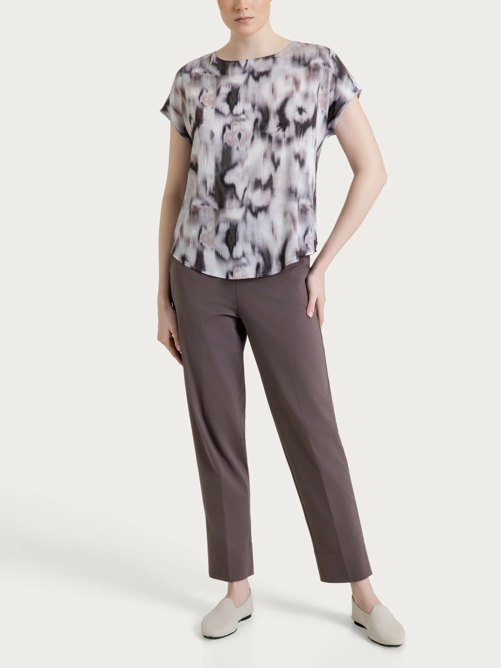 Blusa con manica corta e fantasia in EcoSeta - Fant. Raisin - Image 5