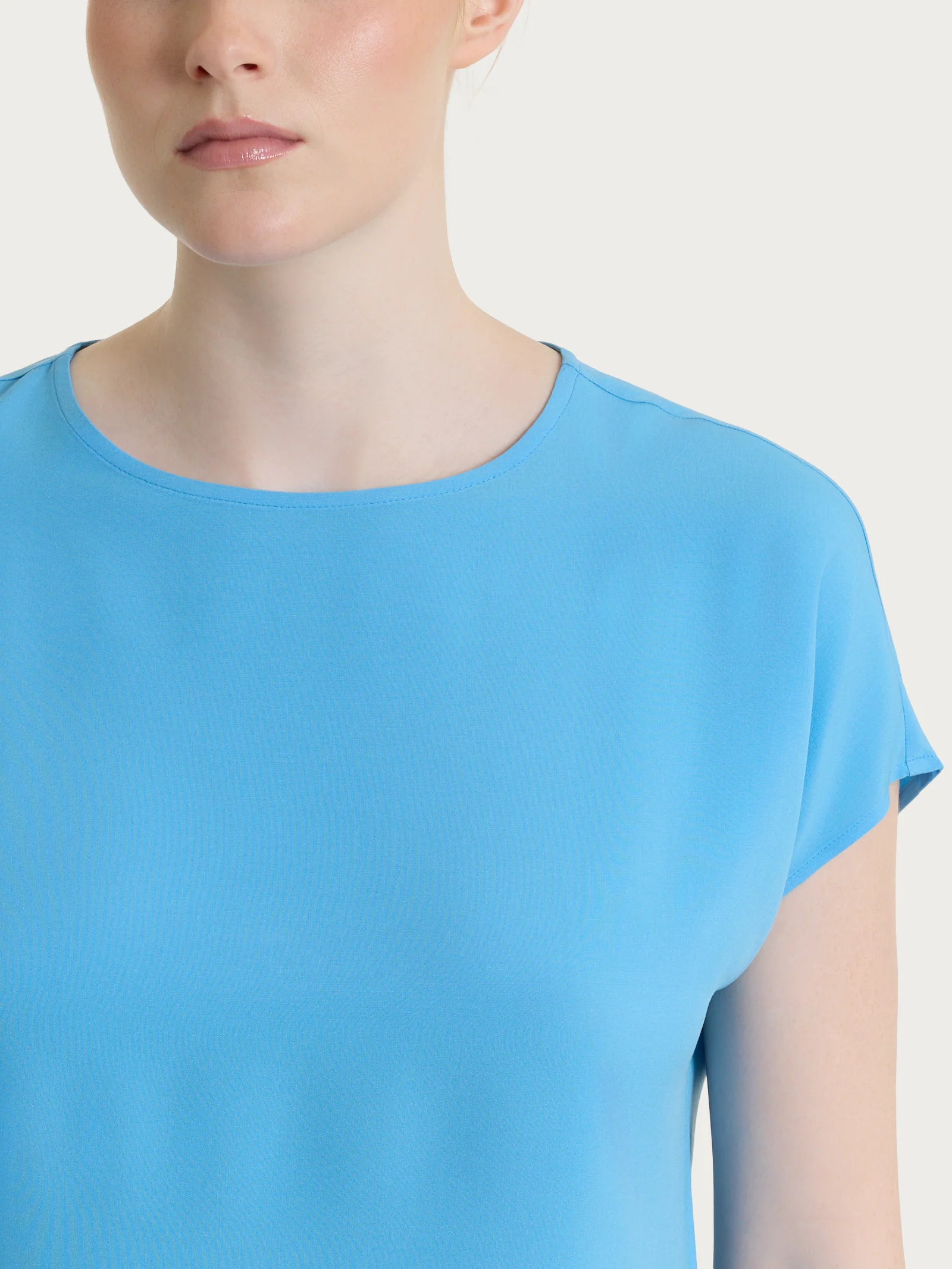 Blusa con manica Kimono in Ecoseta - Azure Blue - Image 3