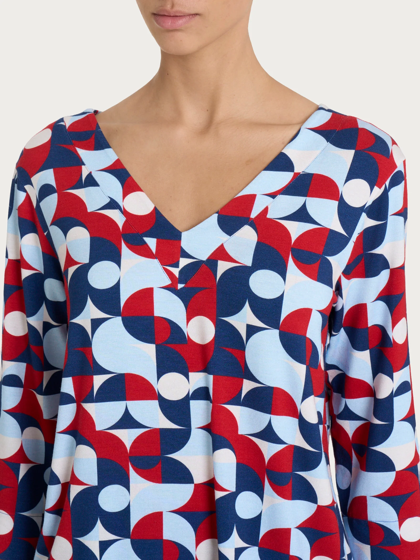 Blusa con scollo a V e geometric pattern in Viscosa Summer - Fant. Skyway - Image 3