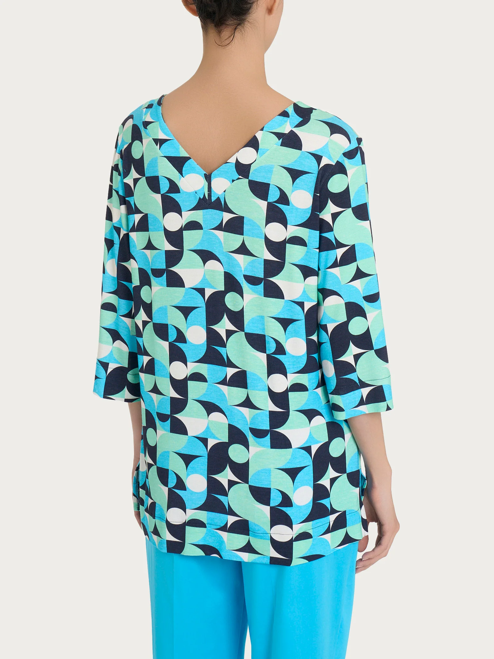 Blusa con scollo a V e geometric pattern in Viscosa Summer - Fant. Aquarius - Image 2