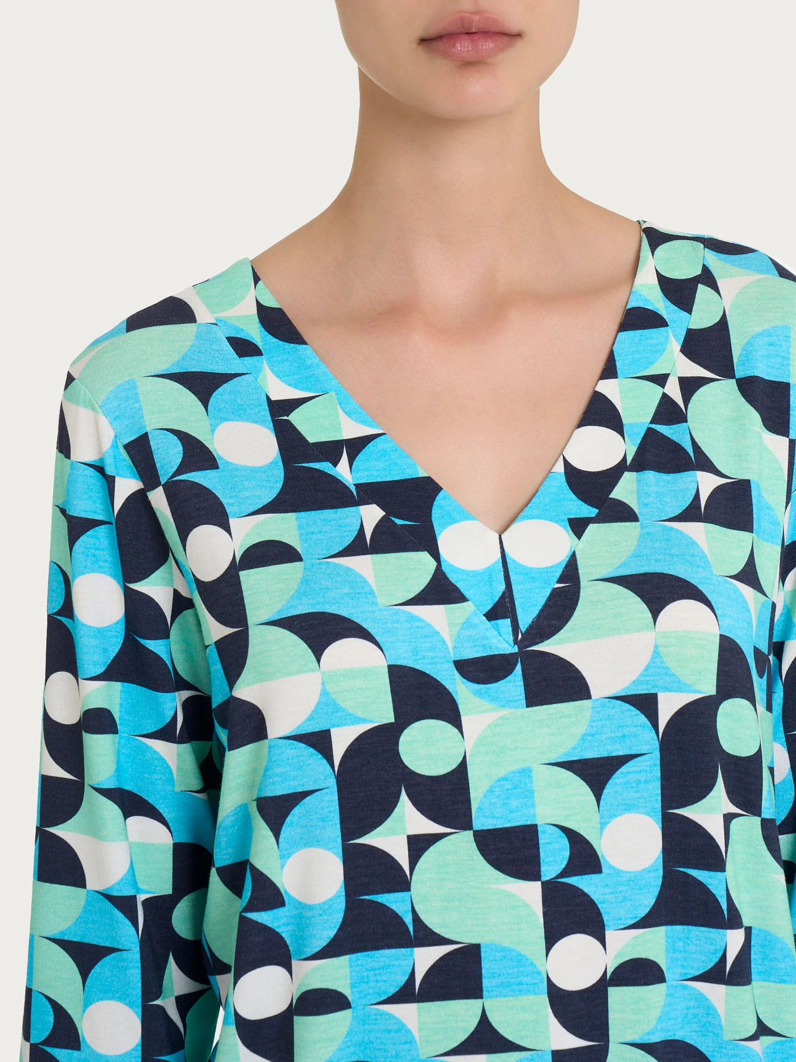 Blusa con scollo a V e geometric pattern in Viscosa Summer - Fant. Aquarius - Image 3