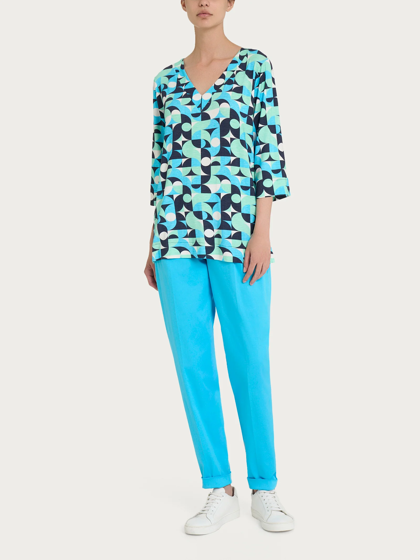 Blusa con scollo a V e geometric pattern in Viscosa Summer - Fant. Aquarius - Image 4