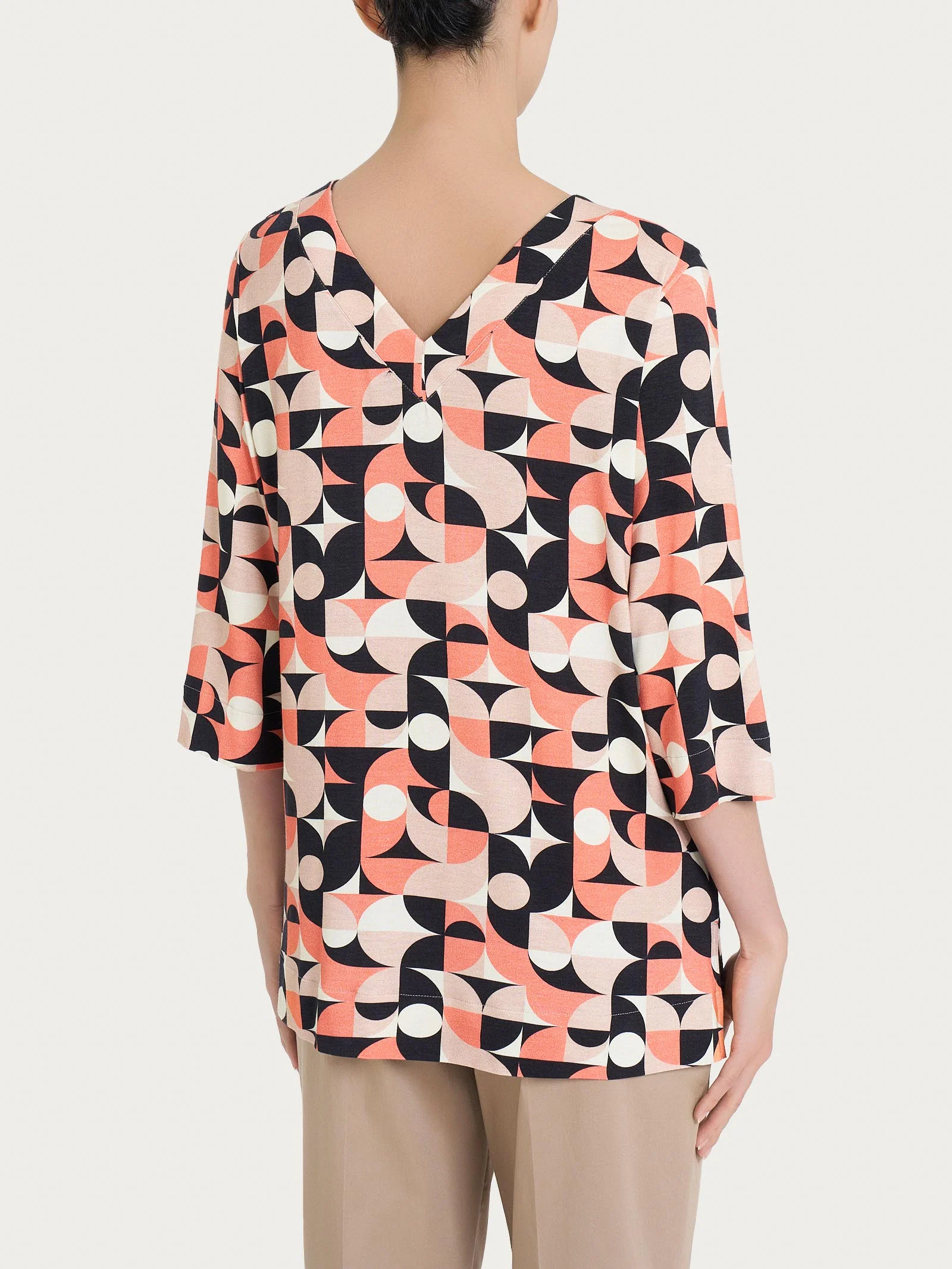 Blusa con scollo a V e geometric pattern in Viscosa Summer - Fant. Warm Taupe - Image 2