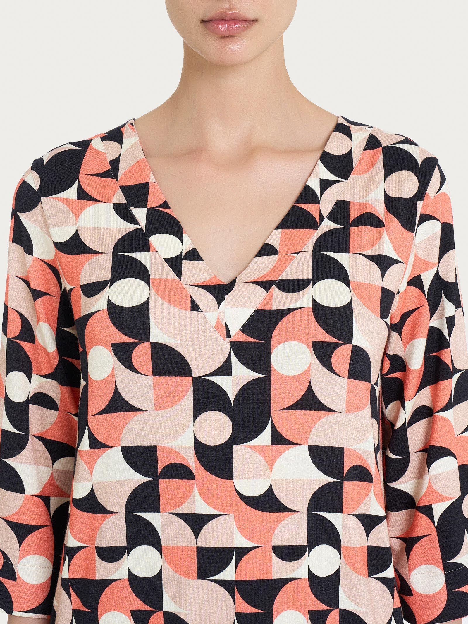 Blusa con scollo a V e geometric pattern in Viscosa Summer - Fant. Warm Taupe - Image 3