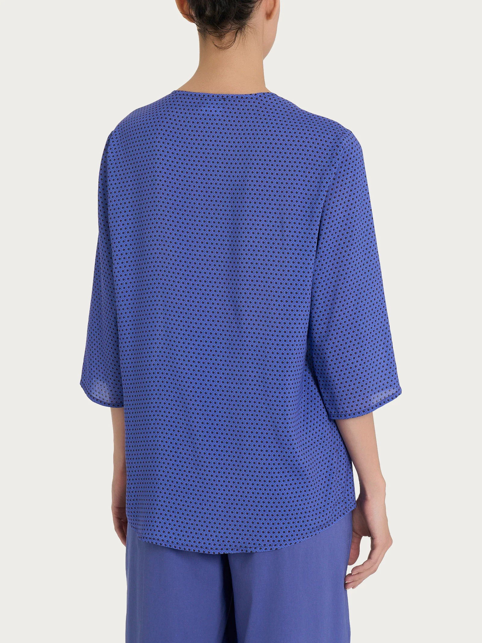 Blusa con scollo a V e hexagon pattern in Ecoseta - Fant. Dazzling Blue - Image 2