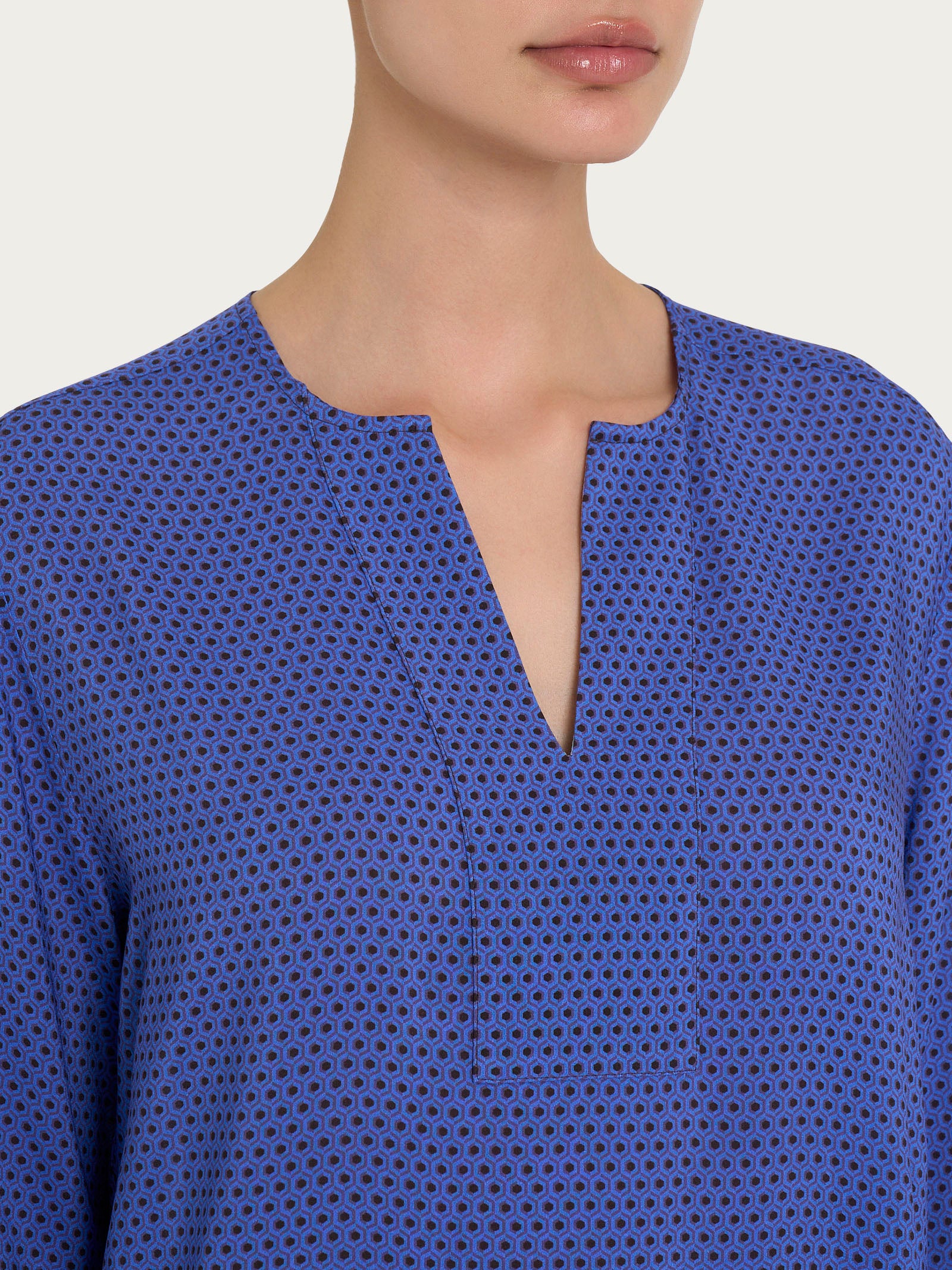 Blusa con scollo a V e hexagon pattern in Ecoseta - Fant. Dazzling Blue - Image 3