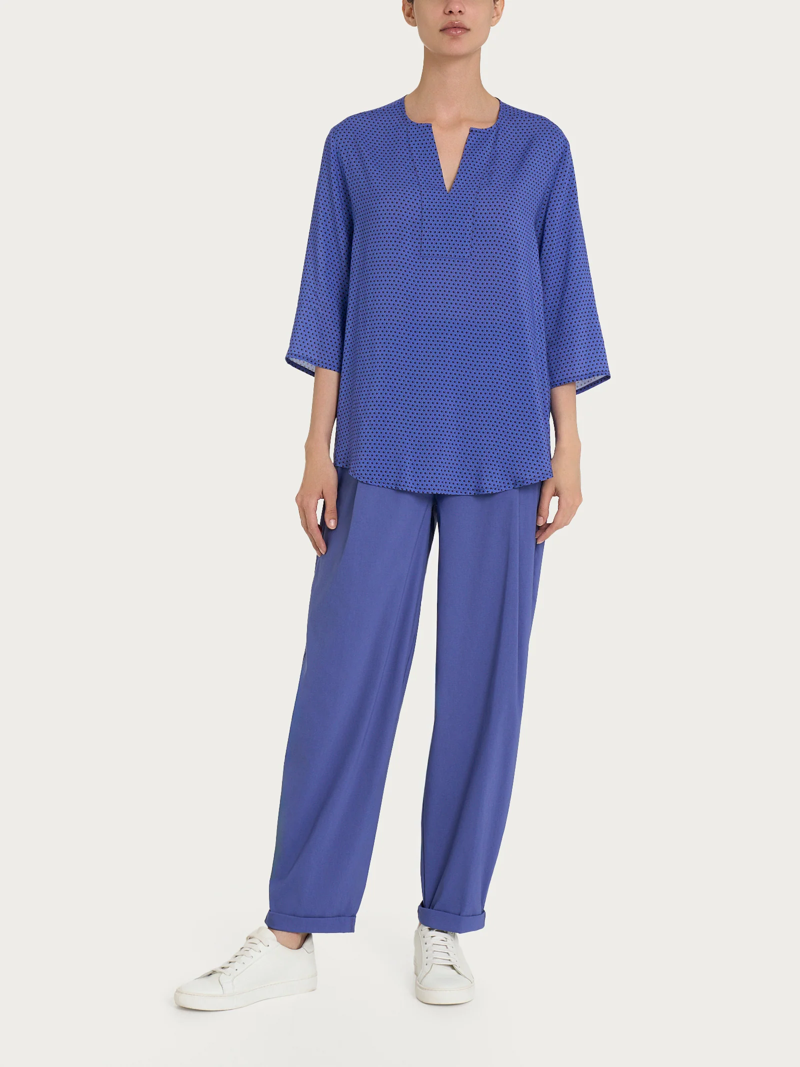 Blusa con scollo a V e hexagon pattern in Ecoseta - Fant. Dazzling Blue - Image 4