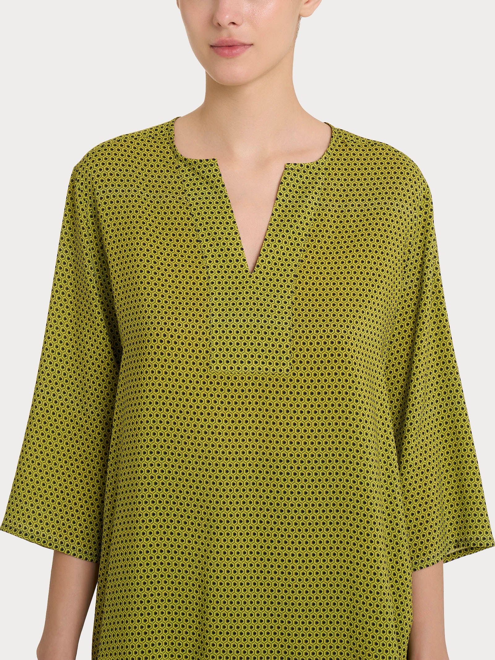 Blusa con scollo a V e hexagon pattern in Ecoseta - Fant. Sphagnum - Image 3