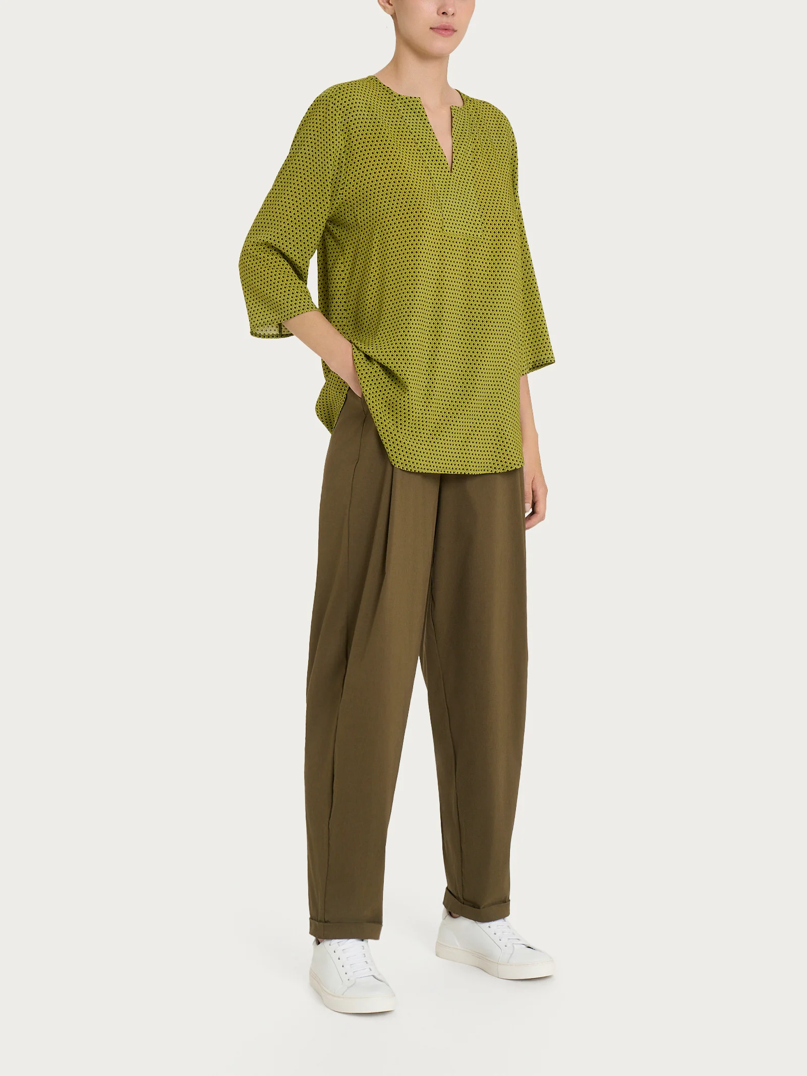 Blusa con scollo a V e hexagon pattern in Ecoseta - Fant. Sphagnum - Image 4