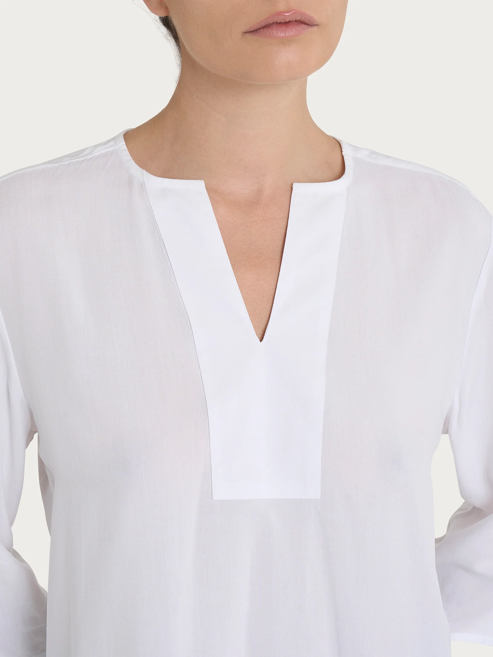 Blusa con scollo a V e manica 3/4 in Ecoseta - Bianco - Image 3