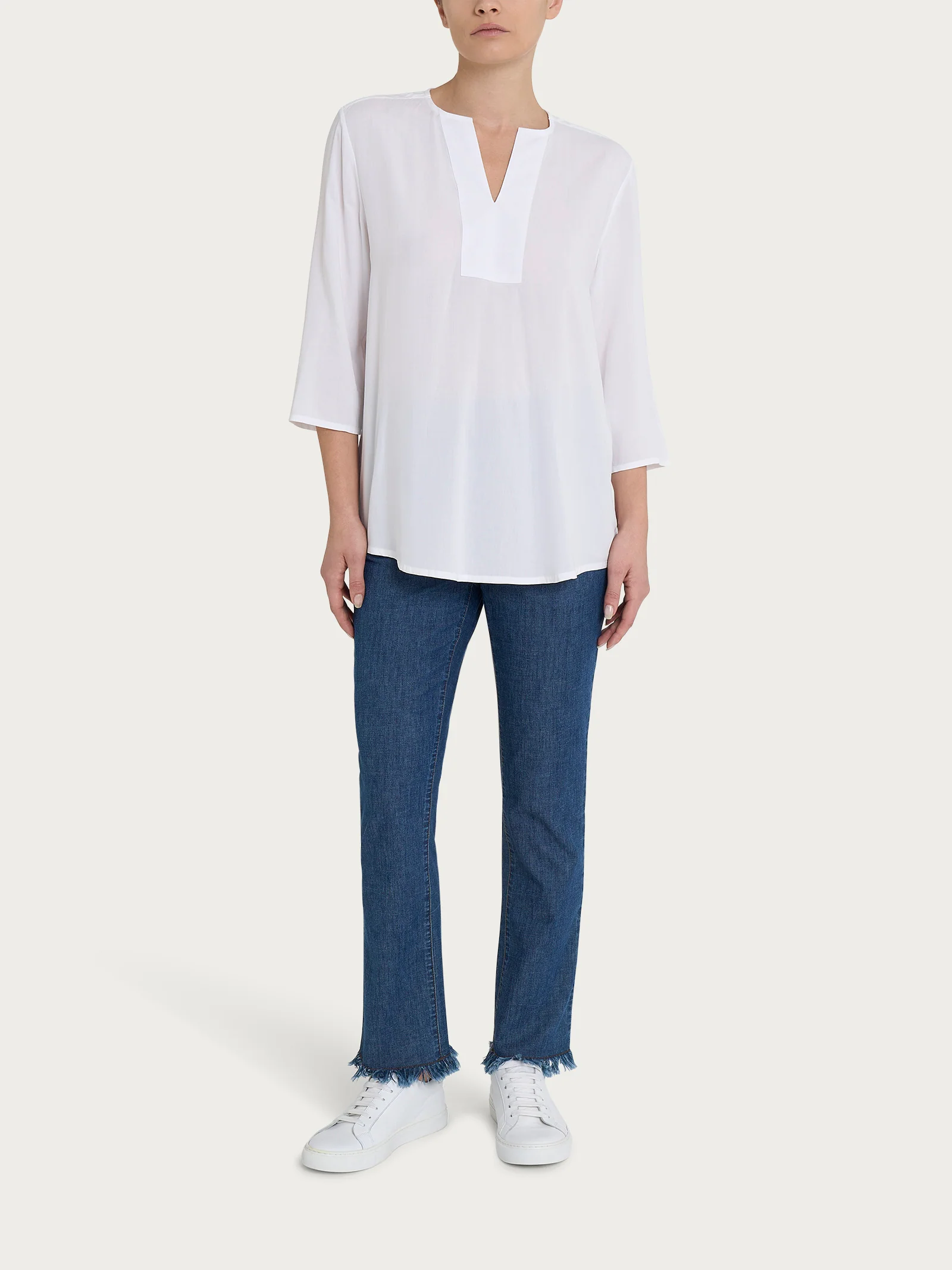 Blusa con scollo a V e manica 3/4 in Ecoseta - Bianco - Image 4