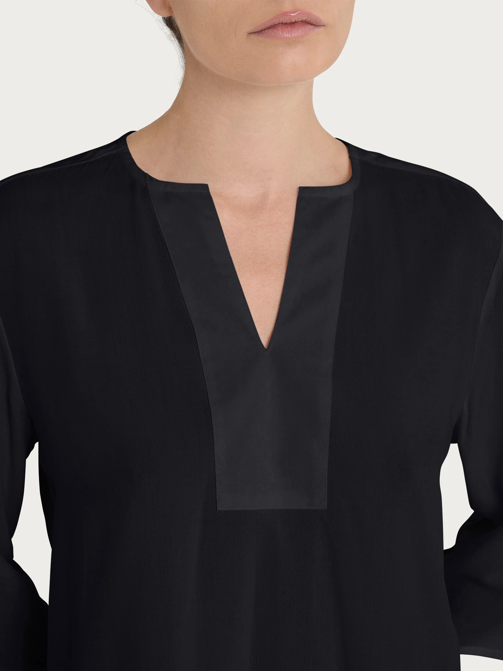 Blusa con scollo a V e manica 3/4 in Ecoseta - Nero - Image 3