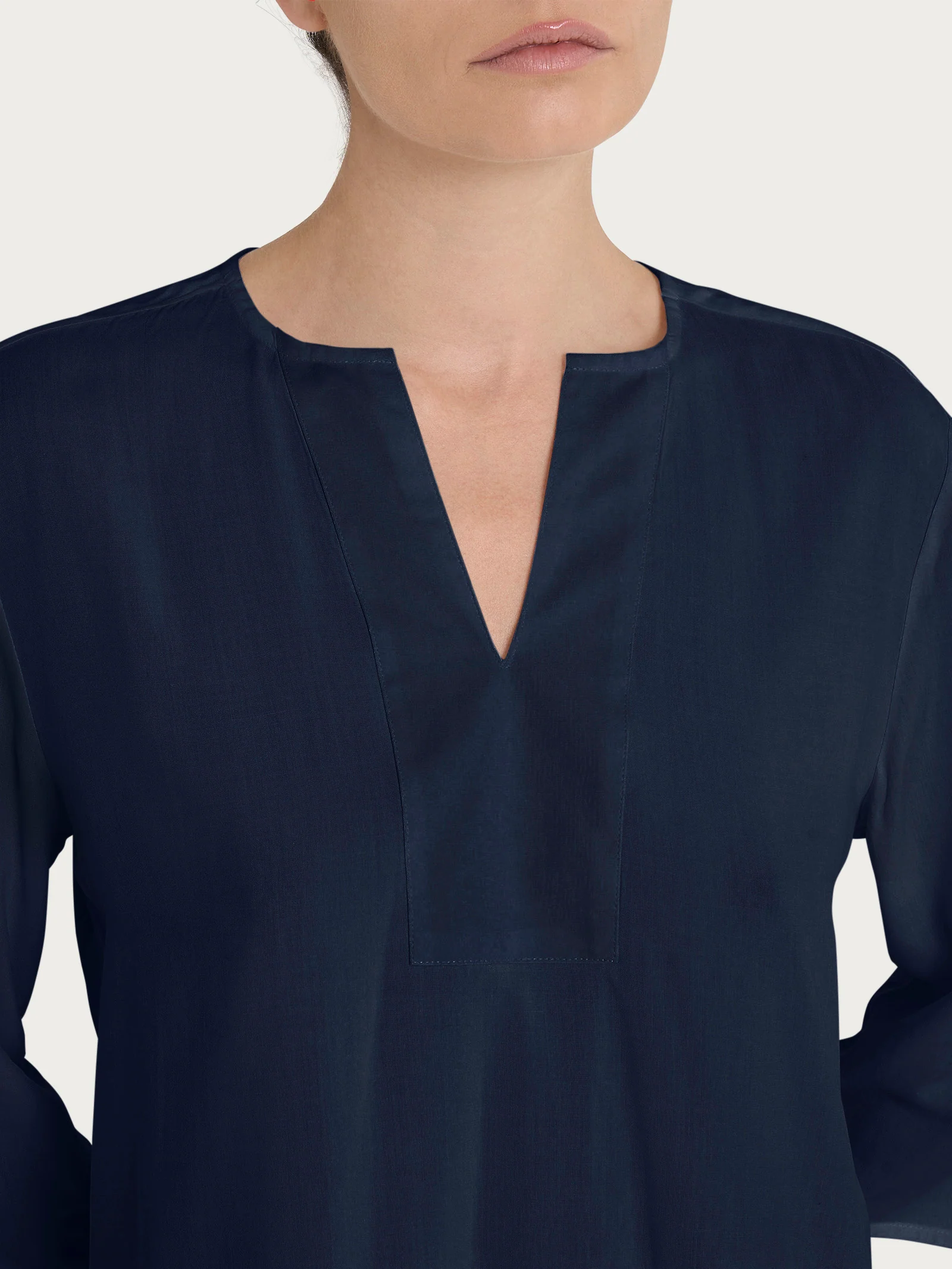 Blusa con scollo a V e manica 3/4 in Ecoseta - Bleu - Image 3