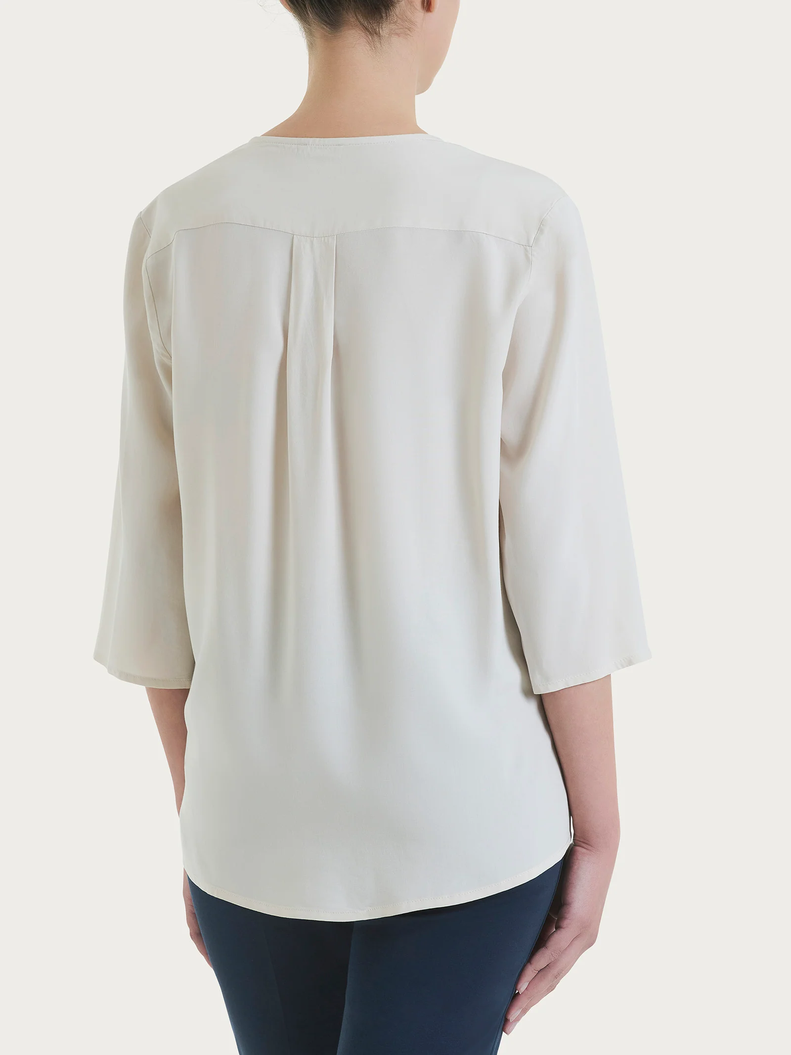 Blusa con scollo a V e manica 3/4 in Ecoseta - Champignon - Image 2