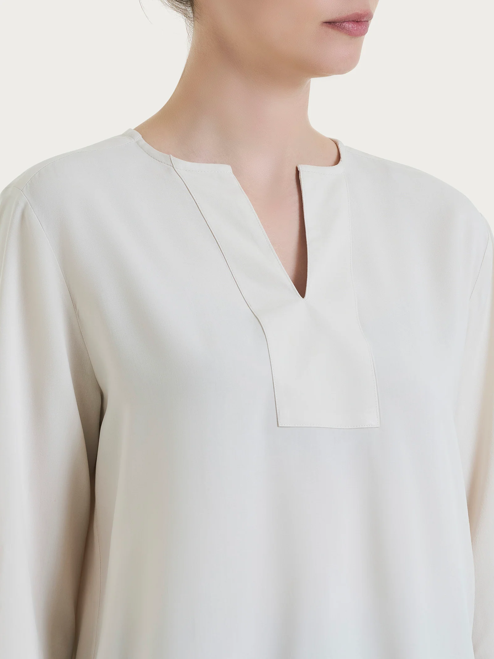 Blusa con scollo a V e manica 3/4 in Ecoseta - Champignon - Image 3