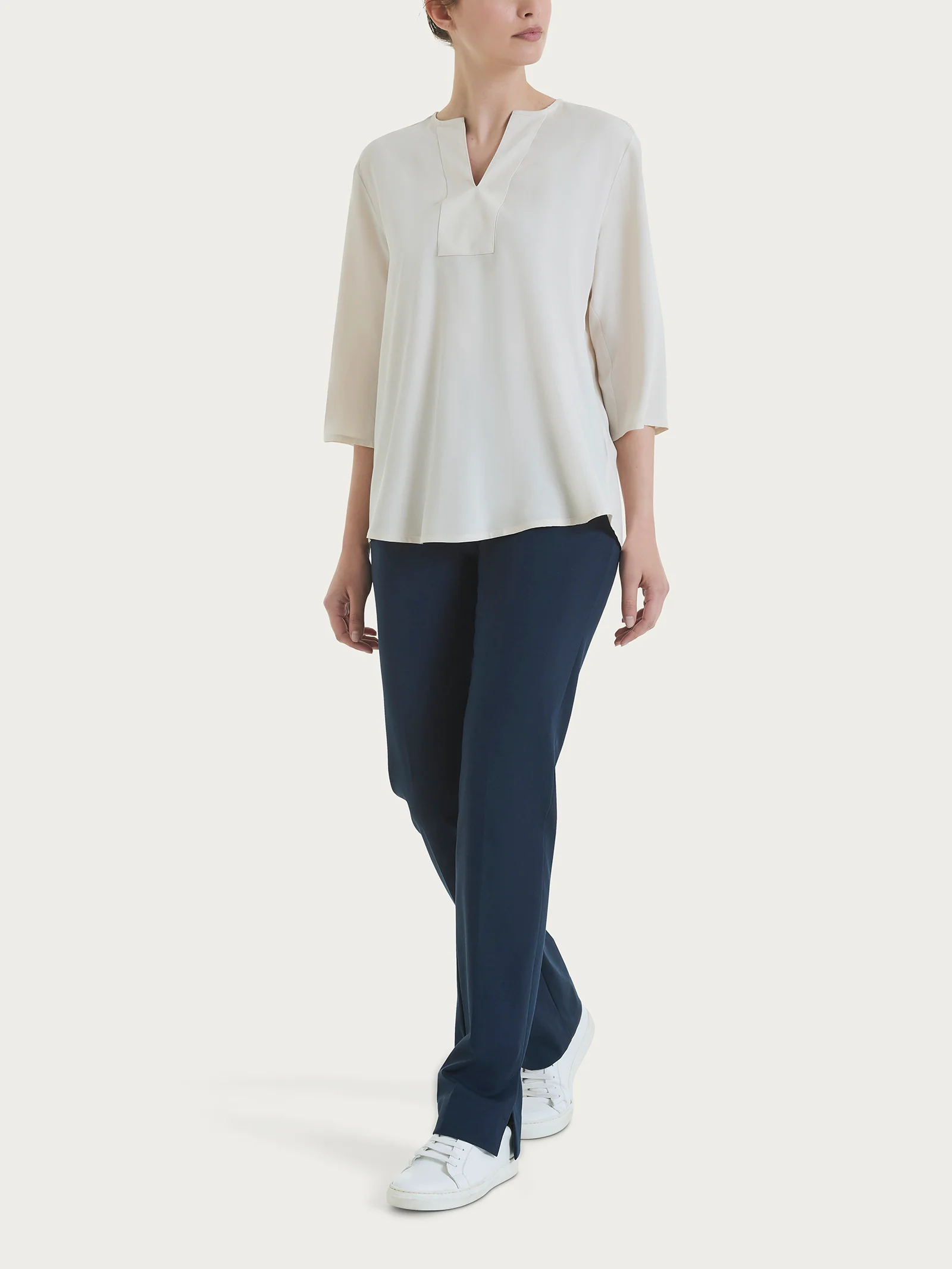 Blusa con scollo a V e manica 3/4 in Ecoseta - Champignon - Image 4