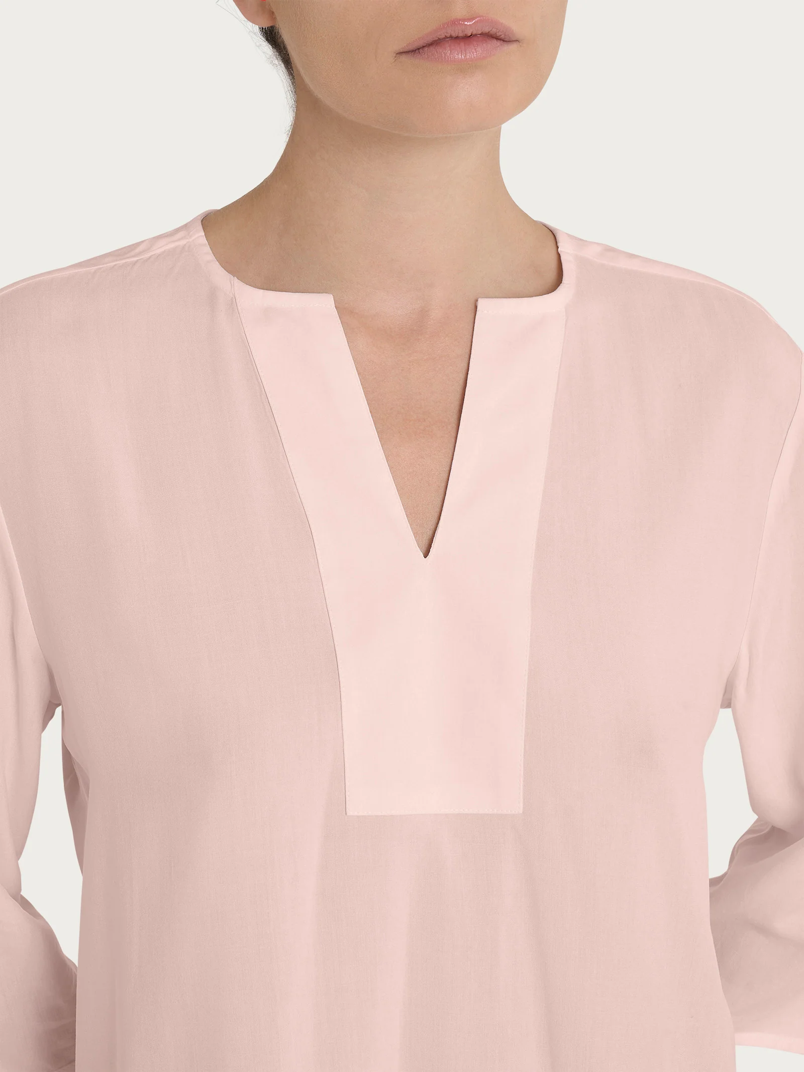 Blusa con scollo a V e manica 3/4 in Ecoseta - Cameo Rose - Image 3