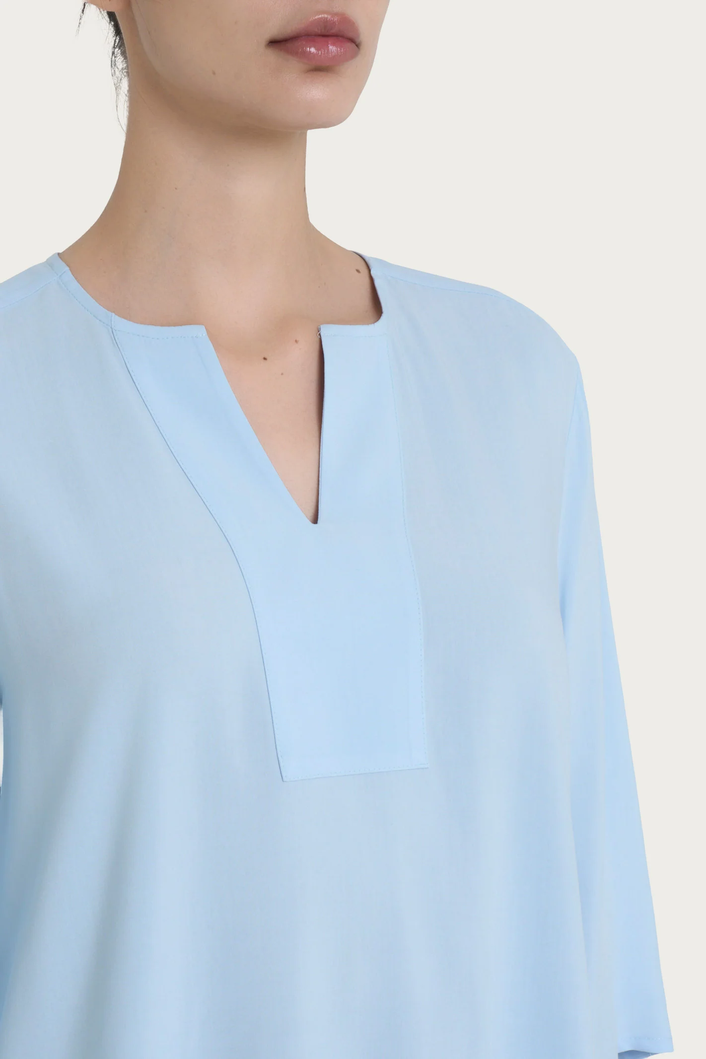 Blusa con scollo a V e manica 3/4 in Ecoseta - Skyway - Image 3