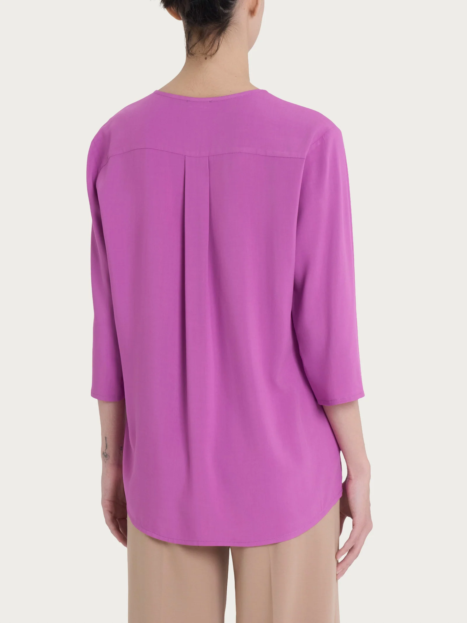 Blusa con scollo a V e manica 3/4 in Ecoseta - Cattleya Orchid - Image 2