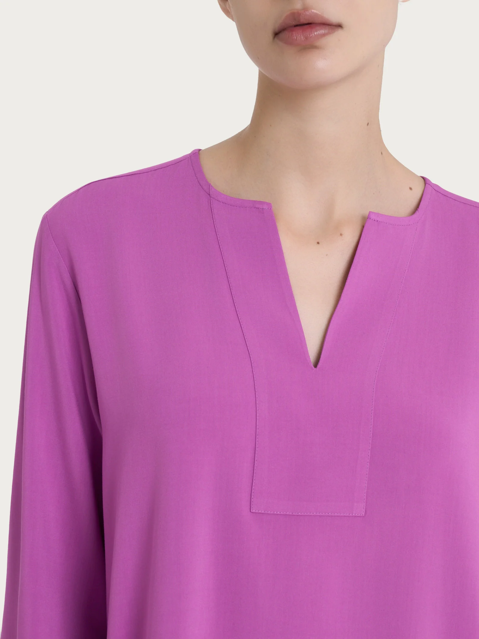 Blusa con scollo a V e manica 3/4 in Ecoseta - Cattleya Orchid - Image 3