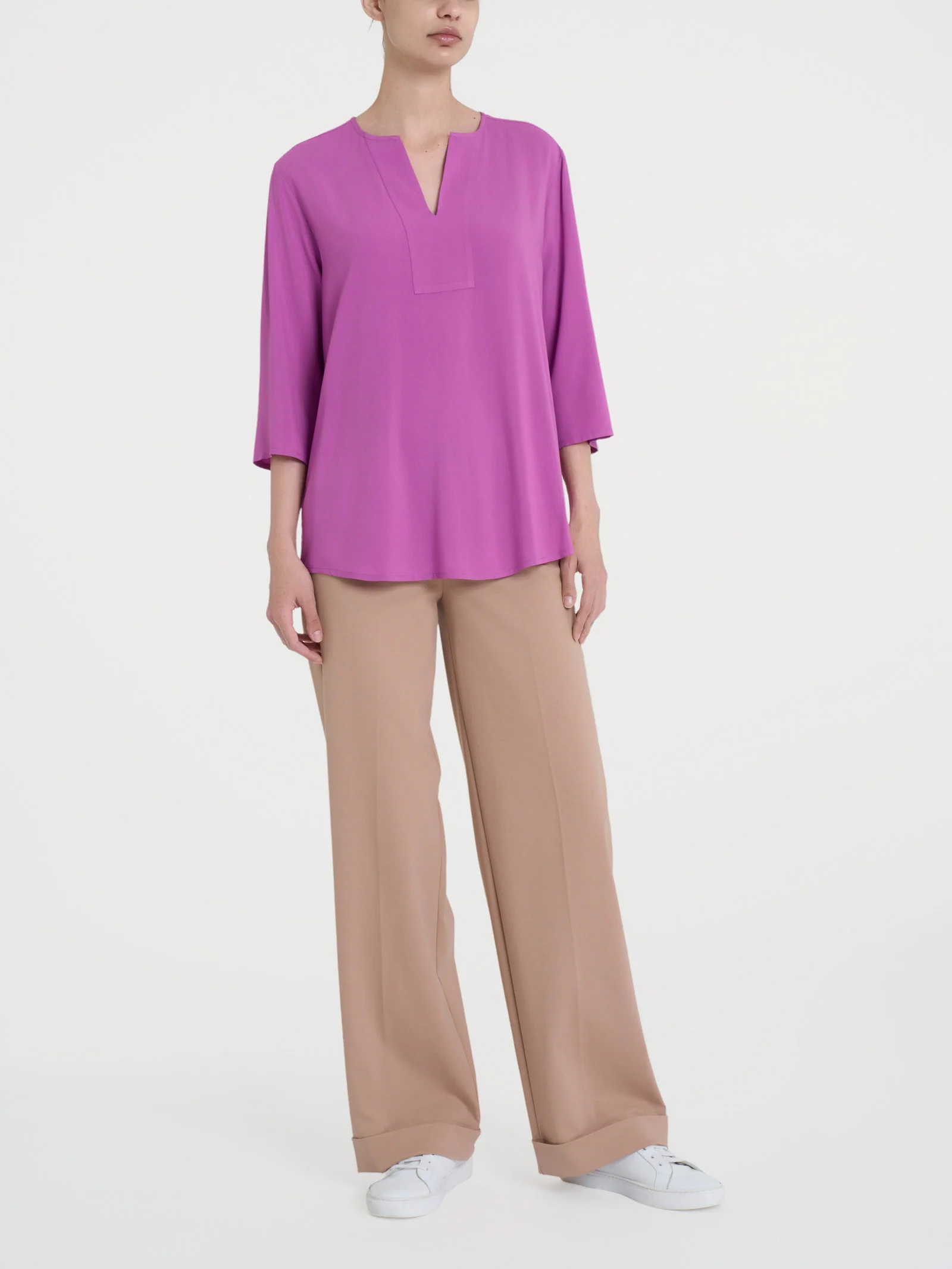 Blusa con scollo a V e manica 3/4 in Ecoseta - Cattleya Orchid - Image 4