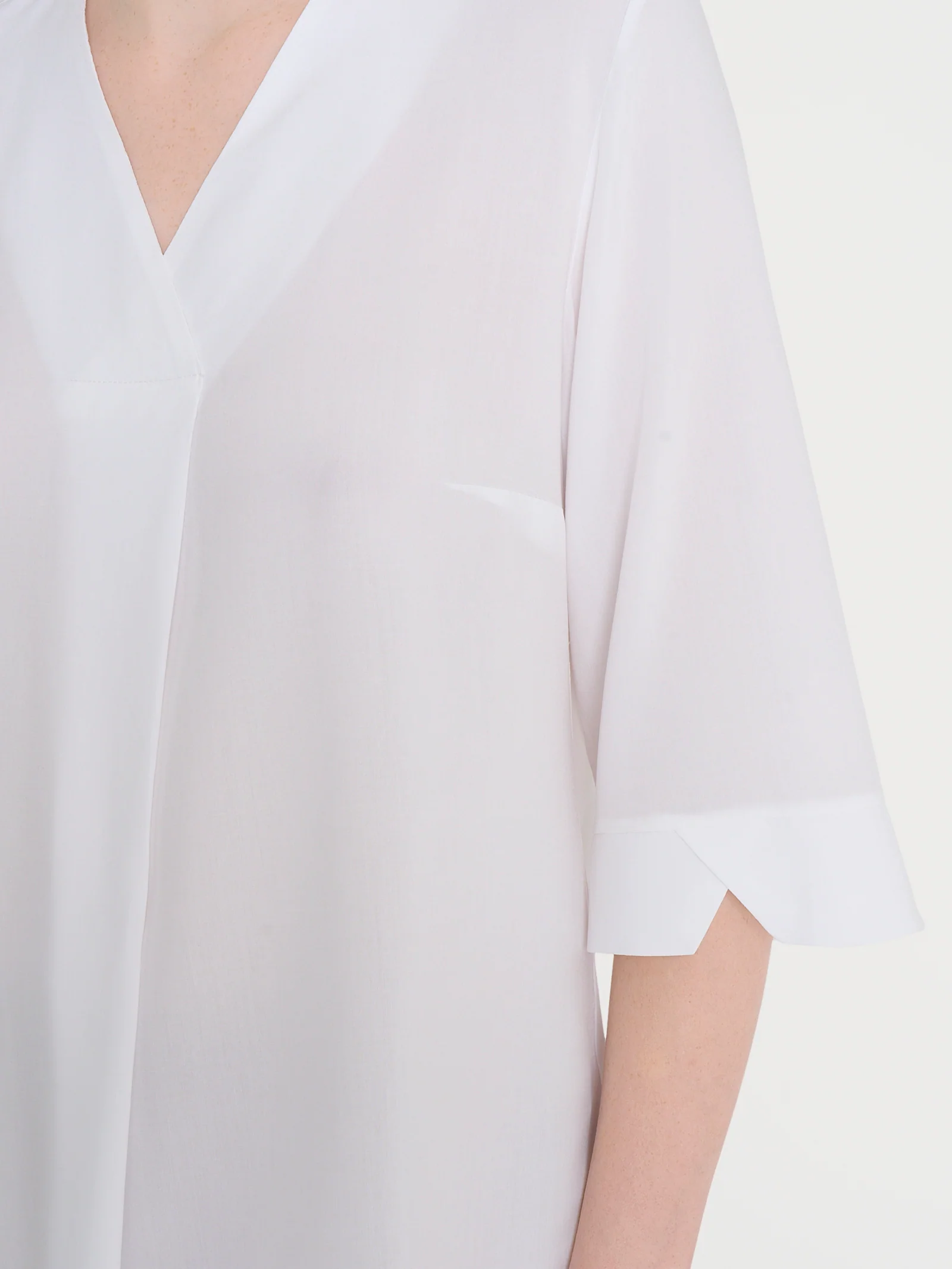 Blusa con scollo a V e manica 3/4 in Ecoseta - Bianco - Image 3