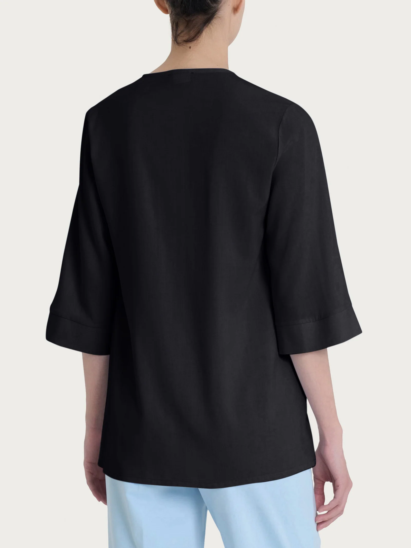 Blusa con scollo a V e manica 3/4 in Ecoseta - Nero - Image 2