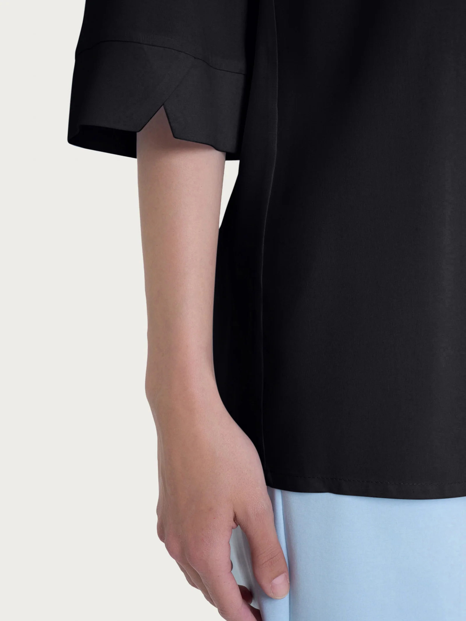 Blusa con scollo a V e manica 3/4 in Ecoseta - Nero - Image 3