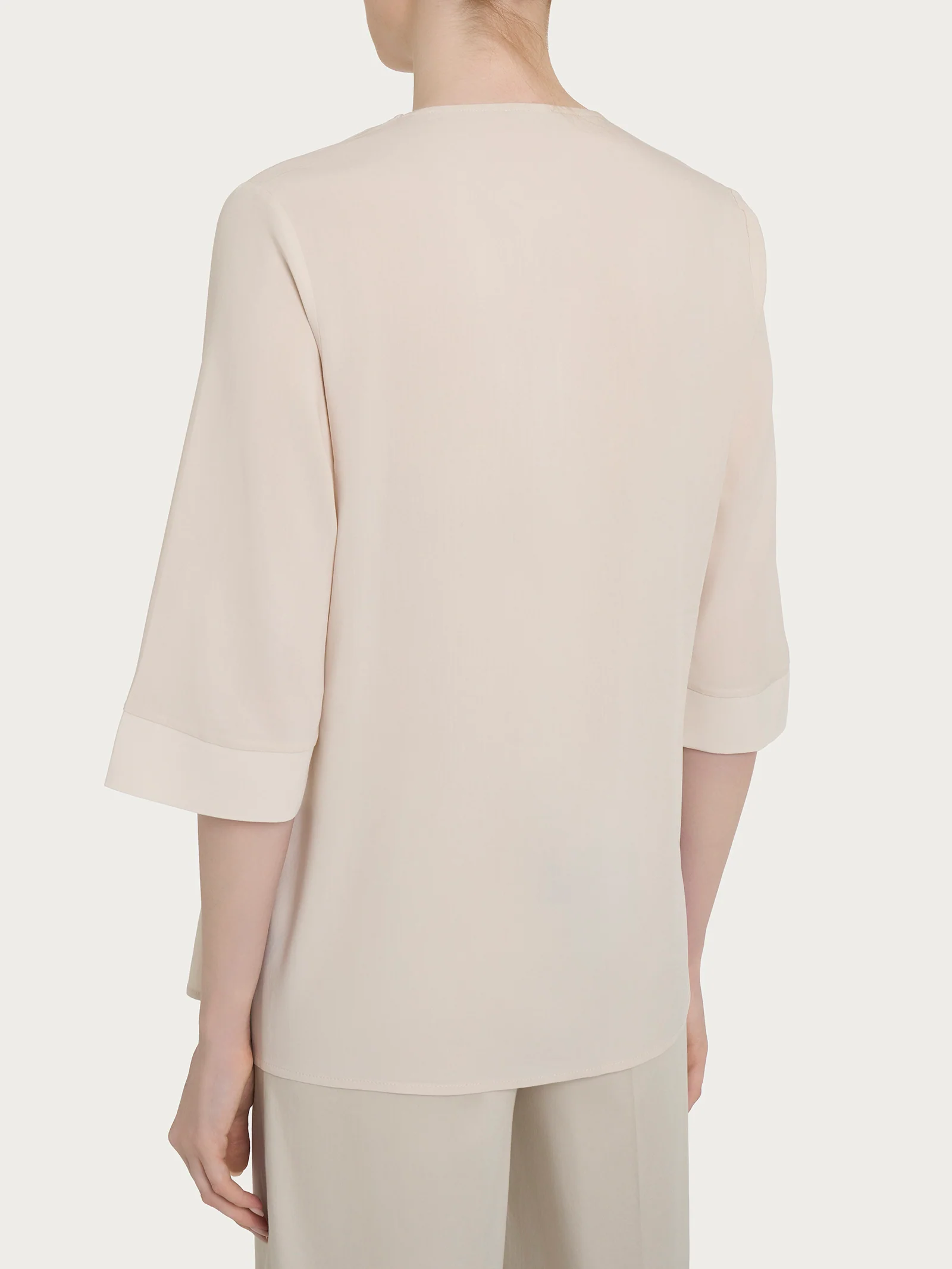 Blusa con scollo a V e manica 3/4 in Ecoseta - Champignon - Image 2