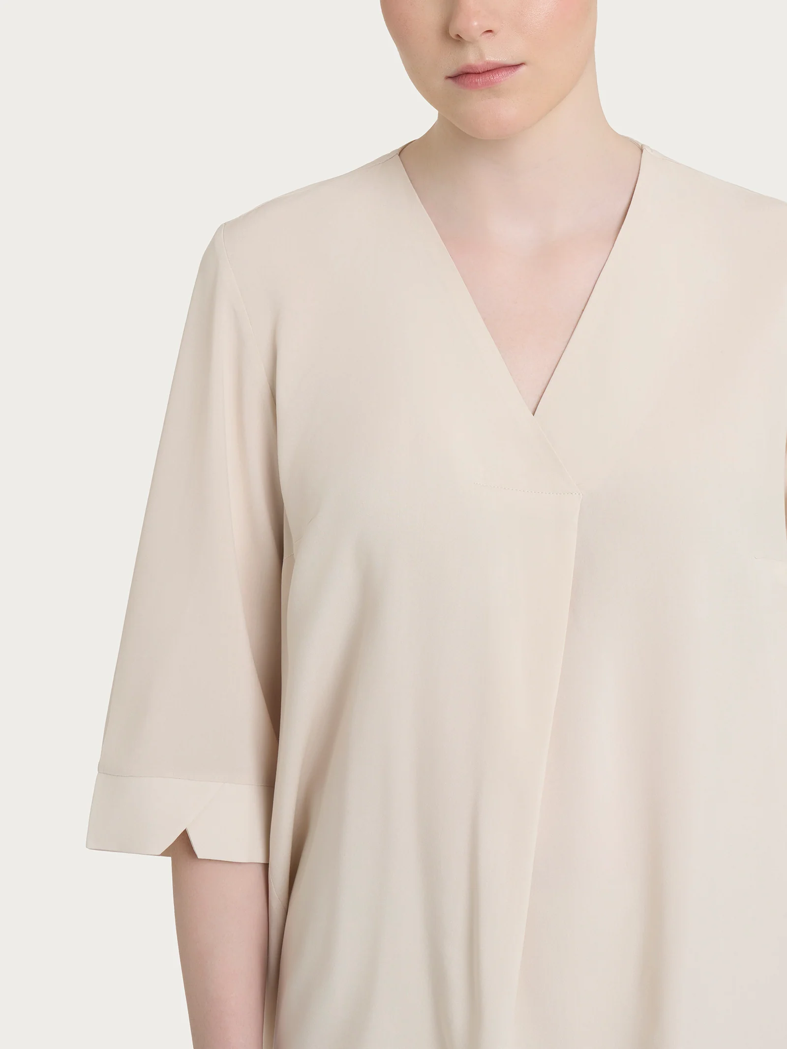 Blusa con scollo a V e manica 3/4 in Ecoseta - Champignon - Image 4