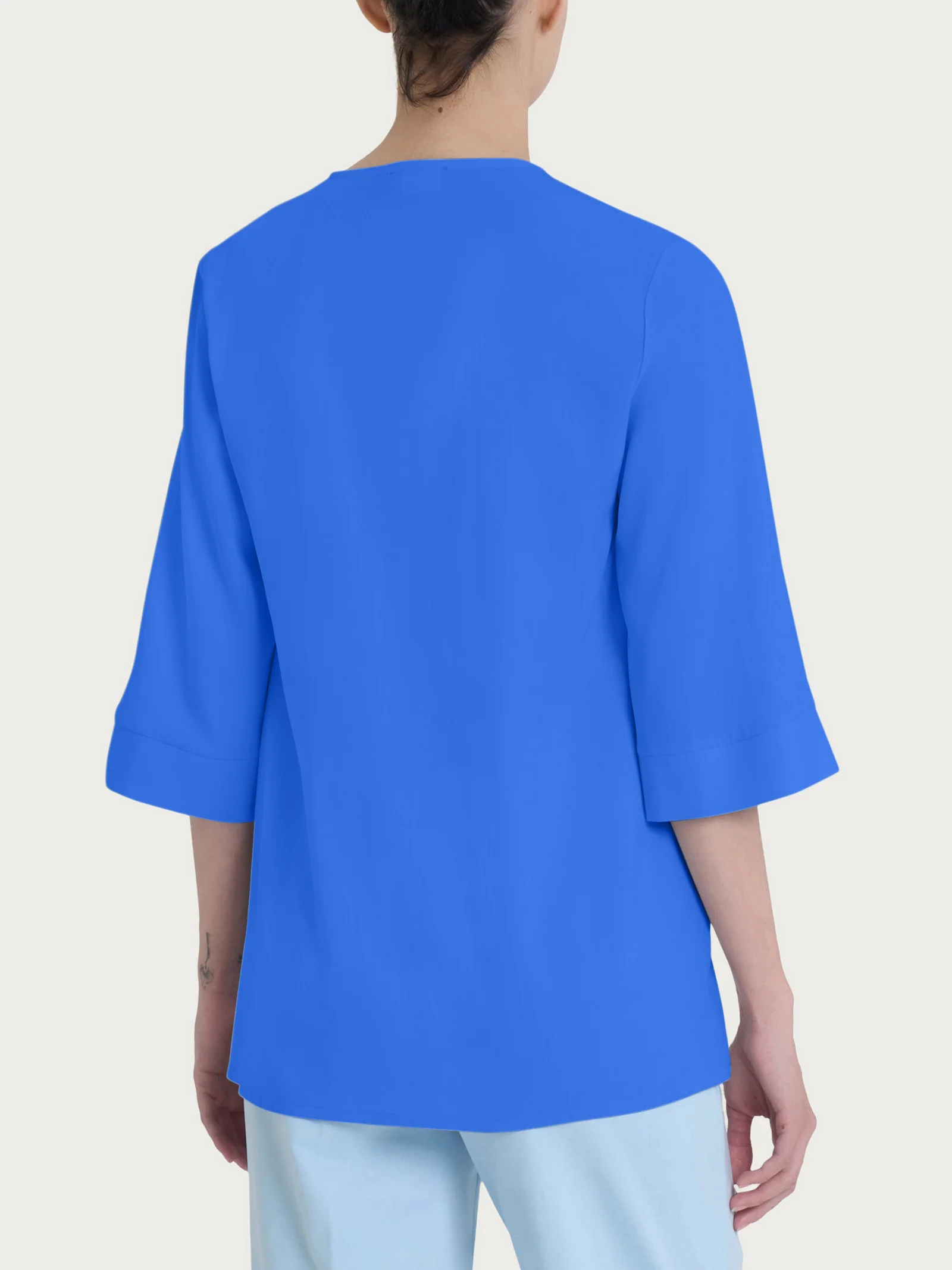 Blusa con scollo a V e manica 3/4 in Ecoseta - Dazzling Blue - Image 2