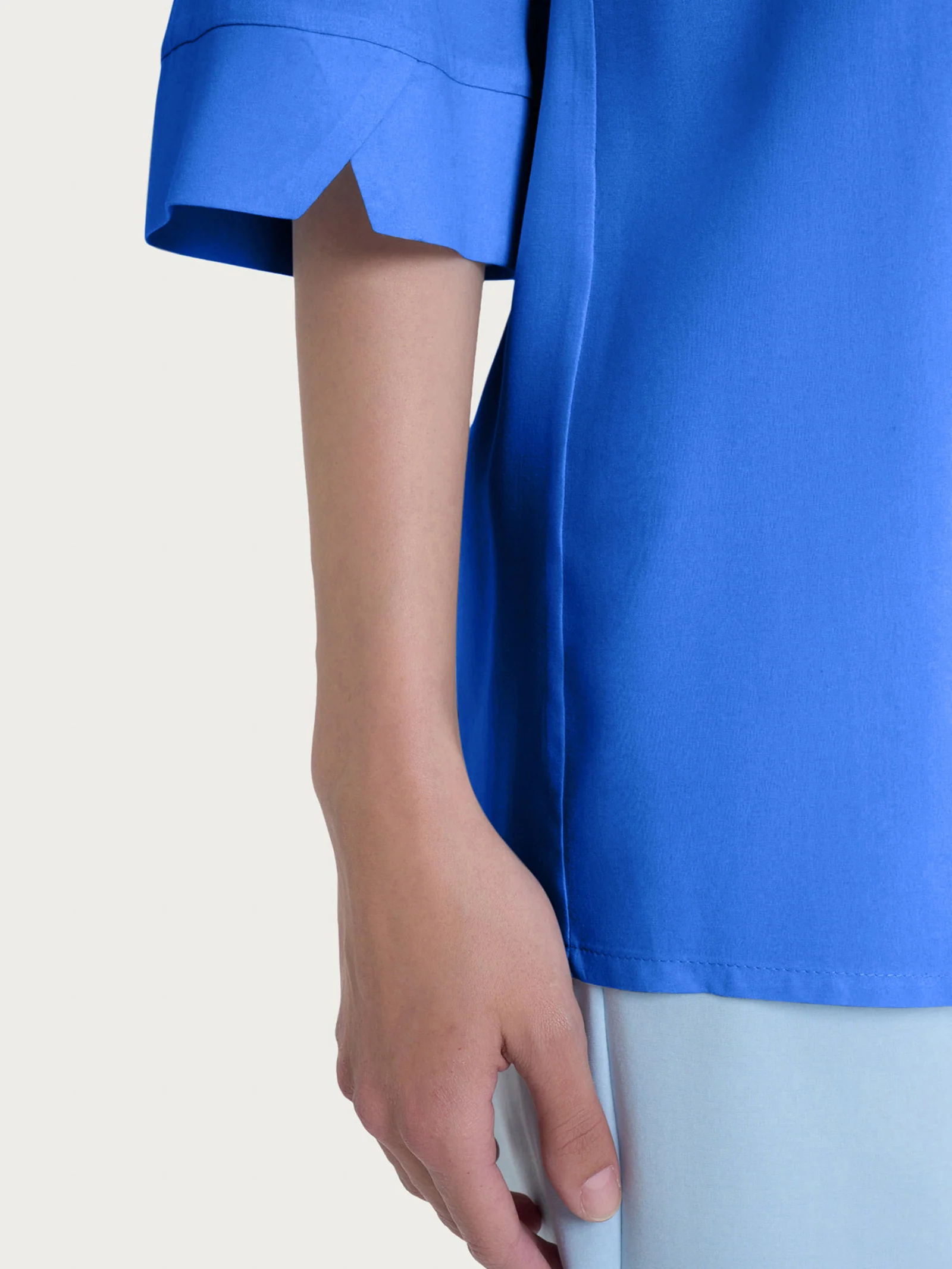 Blusa con scollo a V e manica 3/4 in Ecoseta - Dazzling Blue - Image 3