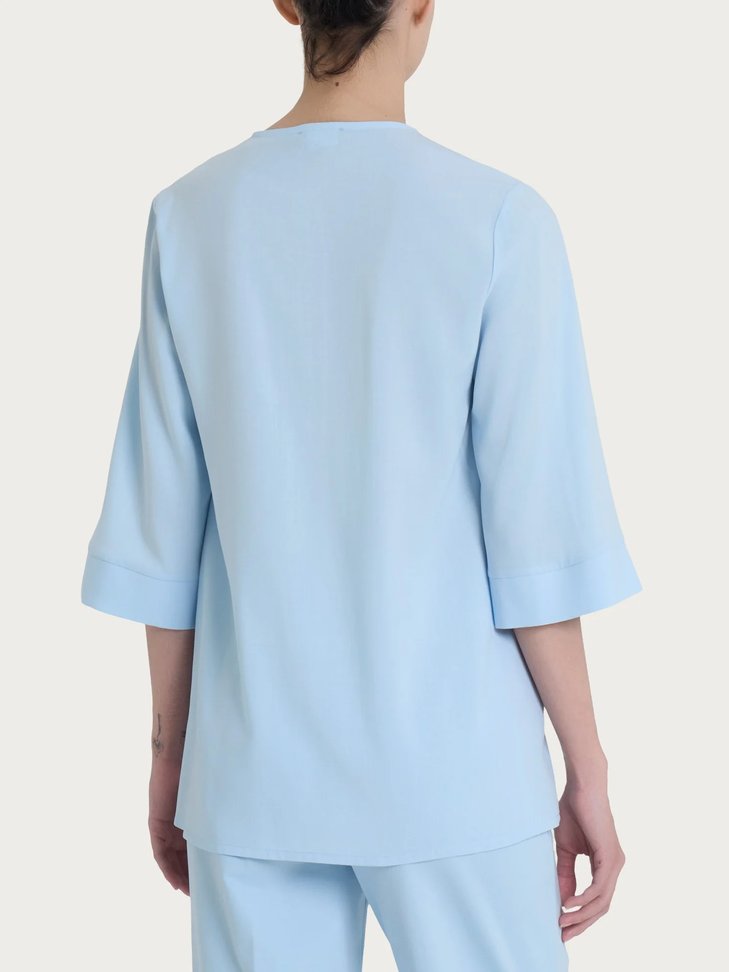 Blusa con scollo a V e manica 3/4 in Ecoseta - Skyway - Image 2