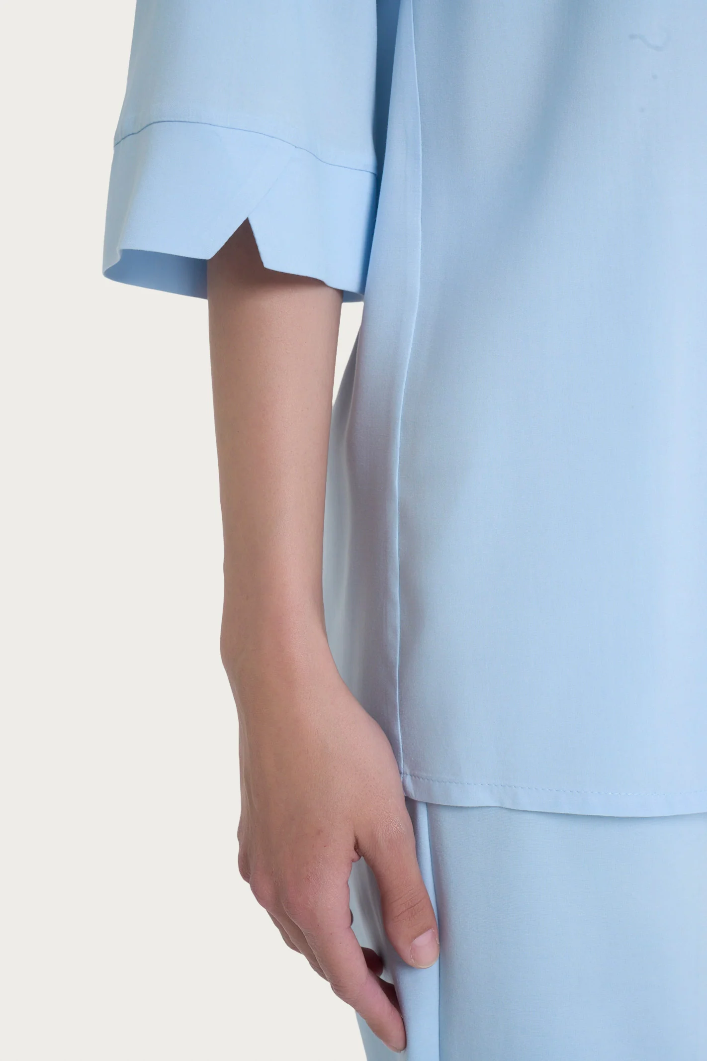 Blusa con scollo a V e manica 3/4 in Ecoseta - Skyway - Image 3