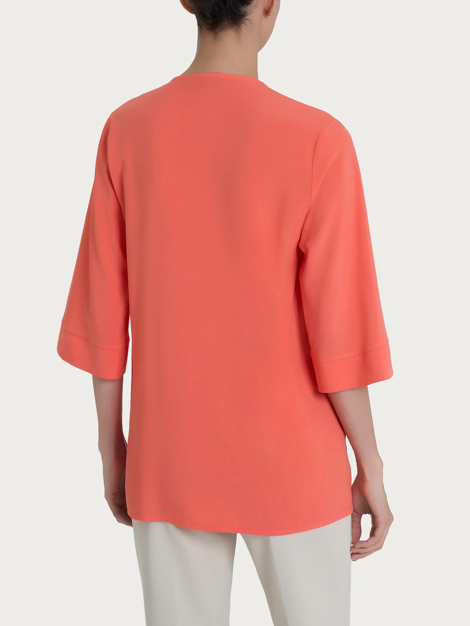 Blusa con scollo a V e manica 3/4 in Ecoseta - Dubarry - Image 2