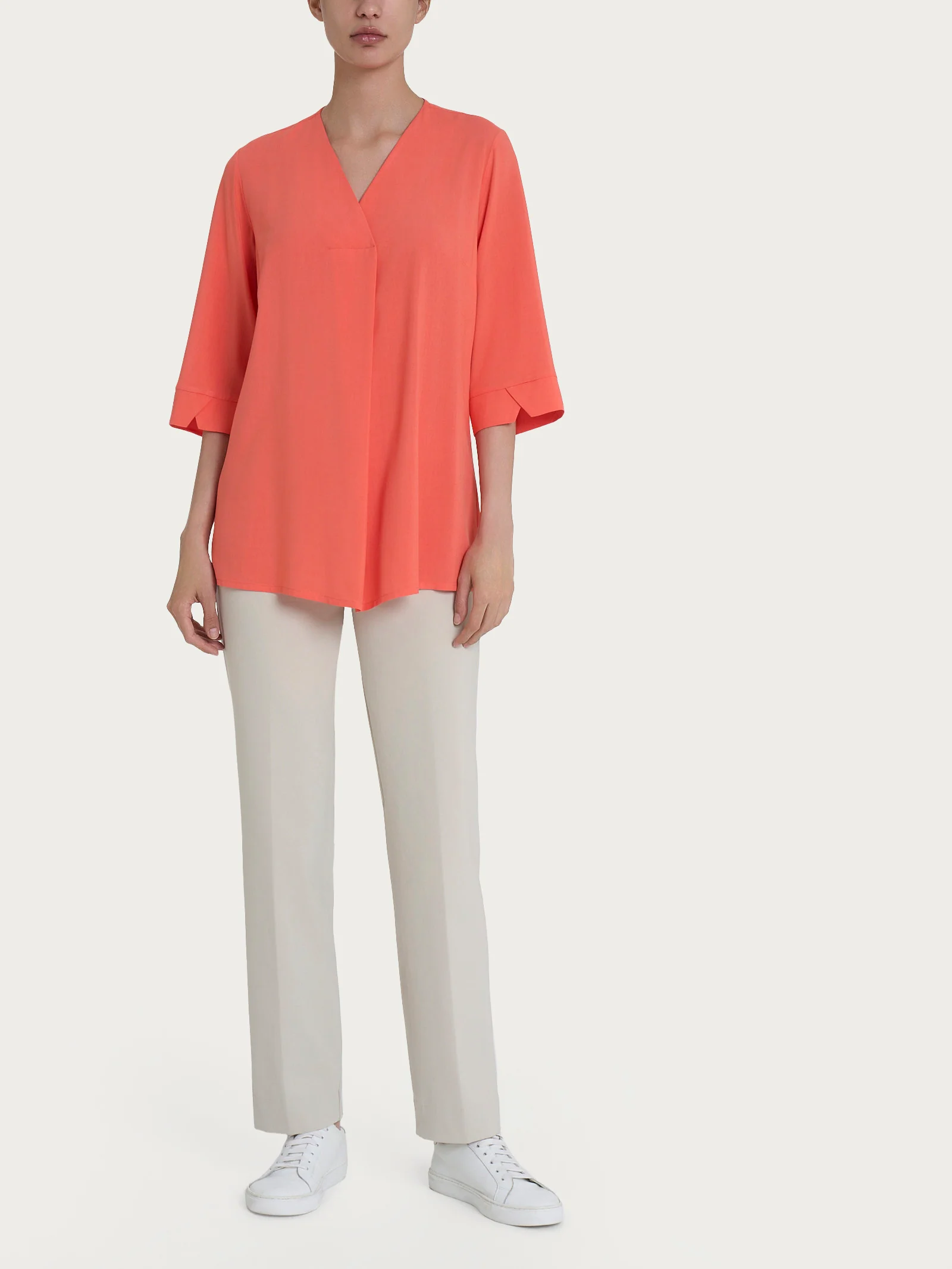 Blusa con scollo a V e manica 3/4 in Ecoseta - Dubarry - Image 4