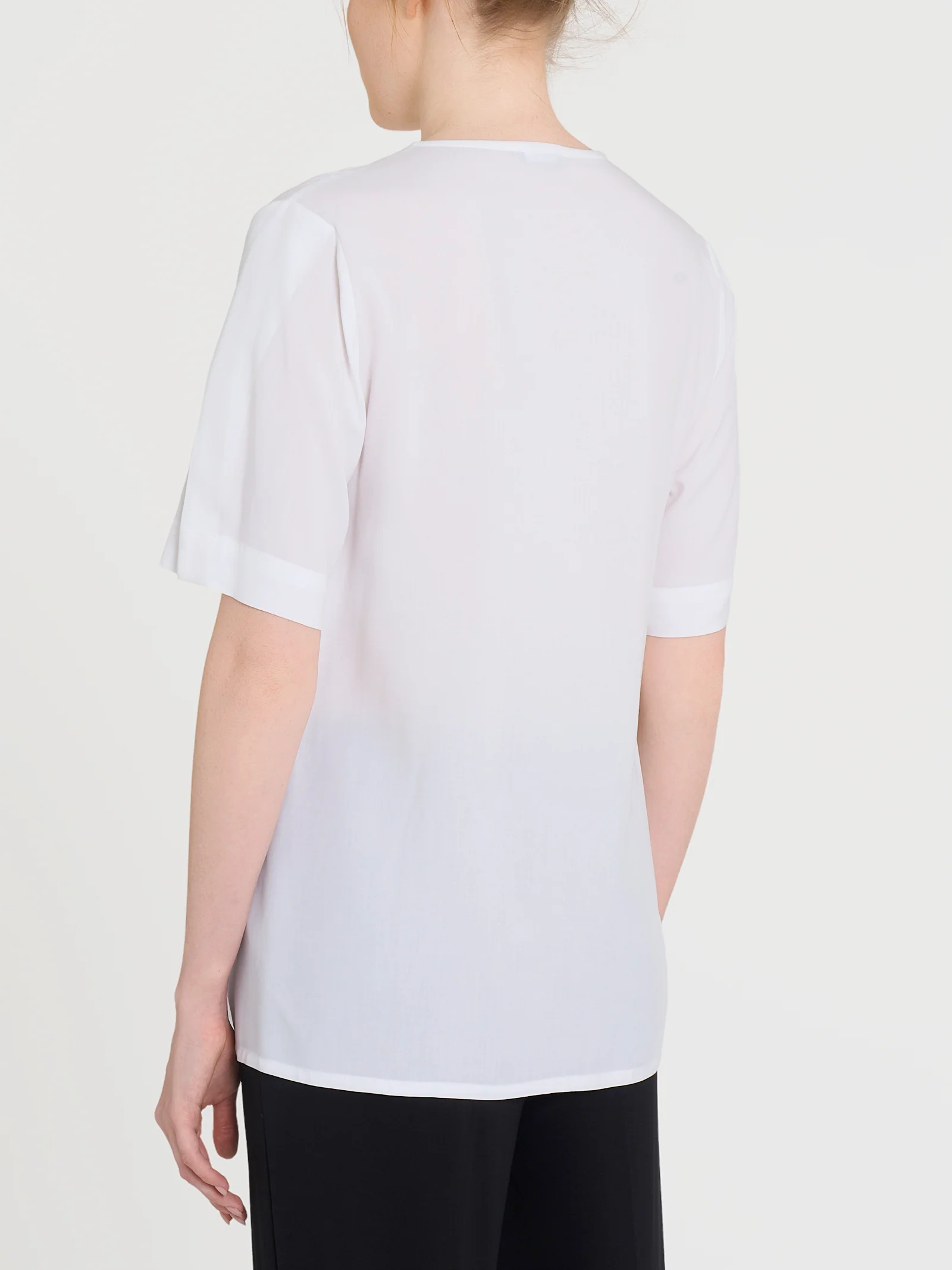 Blusa con scollo a V e manica a petalo in Ecoseta - Bianco - Image 2