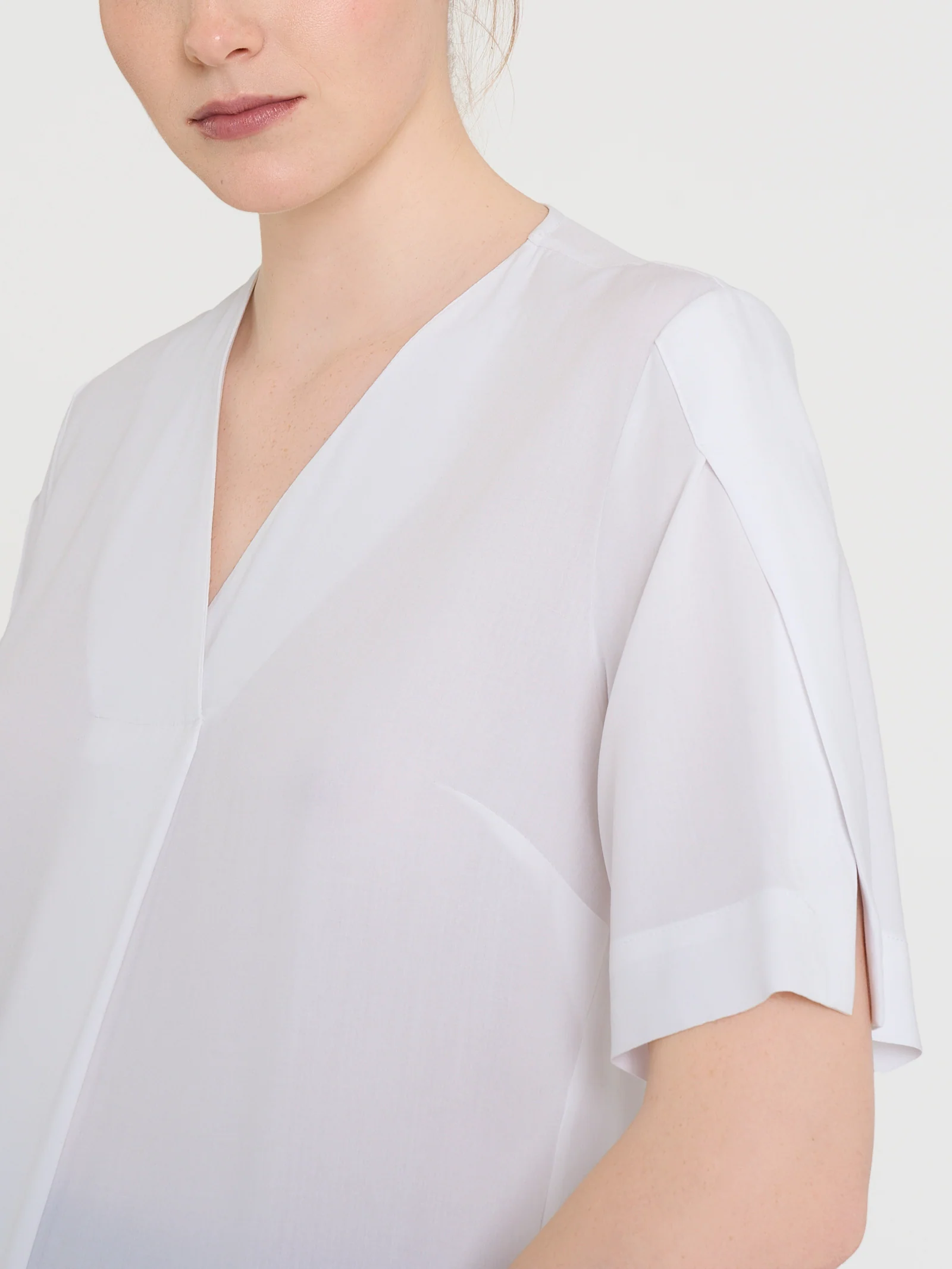 Blusa con scollo a V e manica a petalo in Ecoseta - Bianco - Image 3