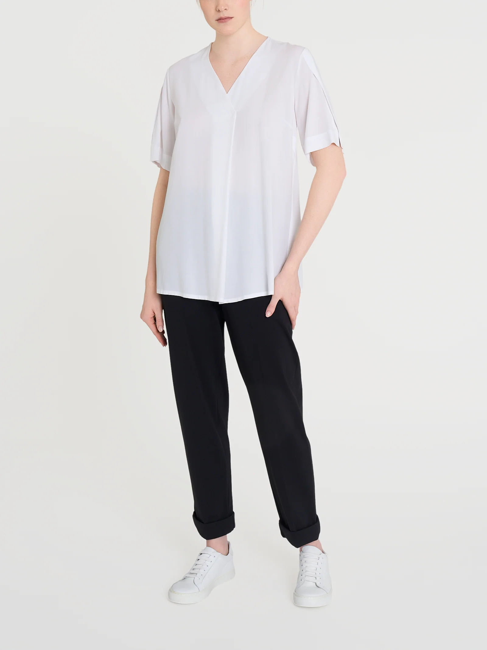 Blusa con scollo a V e manica a petalo in Ecoseta - Bianco - Image 4