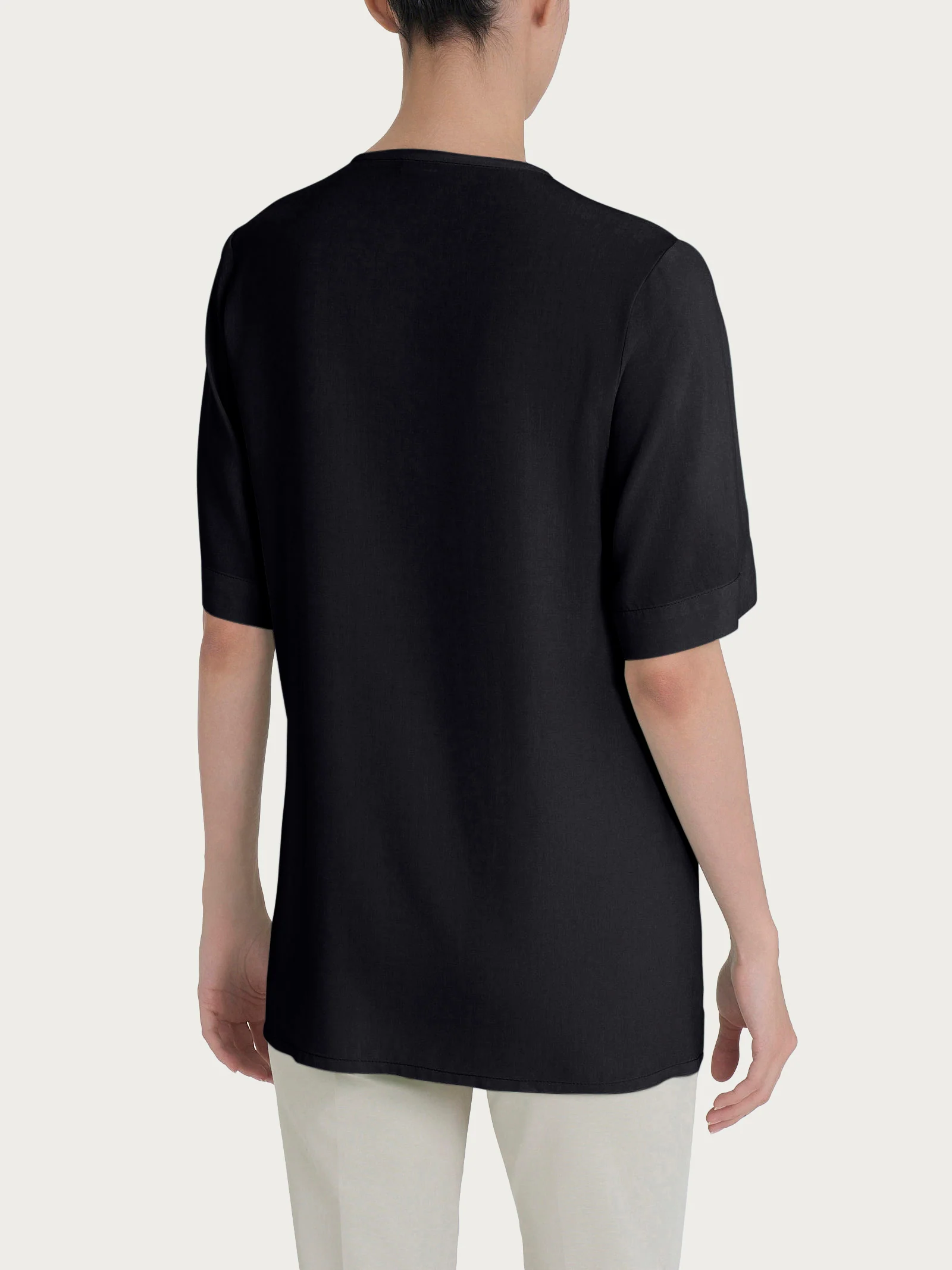 Blusa con scollo a V e manica a petalo in Ecoseta - Nero - Image 2
