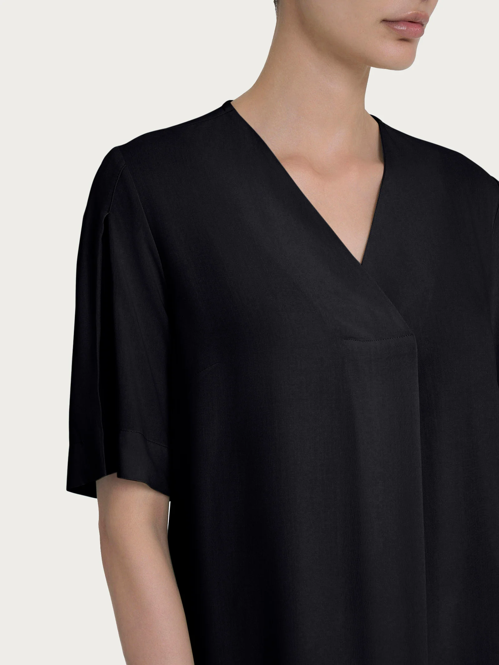 Blusa con scollo a V e manica a petalo in Ecoseta - Nero - Image 3