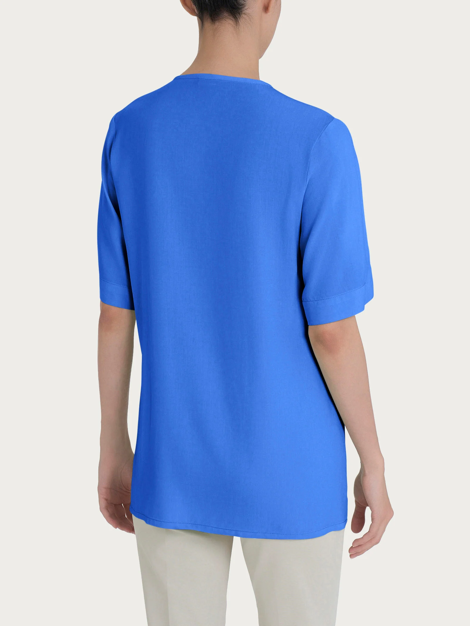 Blusa con scollo a V e manica a petalo in Ecoseta - Dazzling Blue - Image 2