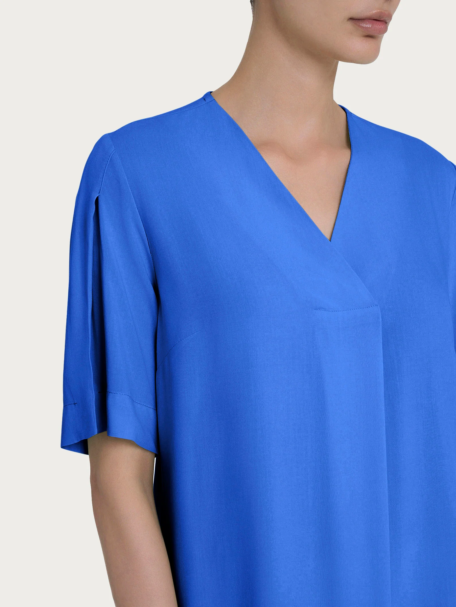 Blusa con scollo a V e manica a petalo in Ecoseta - Dazzling Blue - Image 3