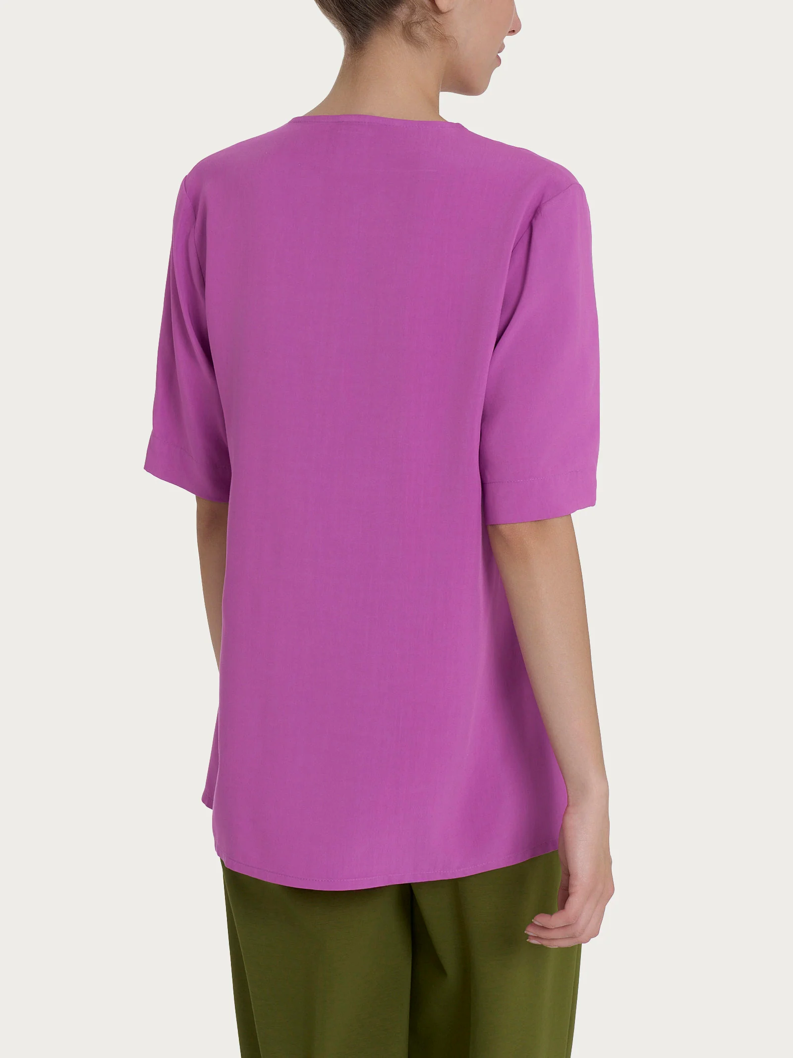 Blusa con scollo a V e manica a petalo in Ecoseta - Cattleya Orchid - Image 2