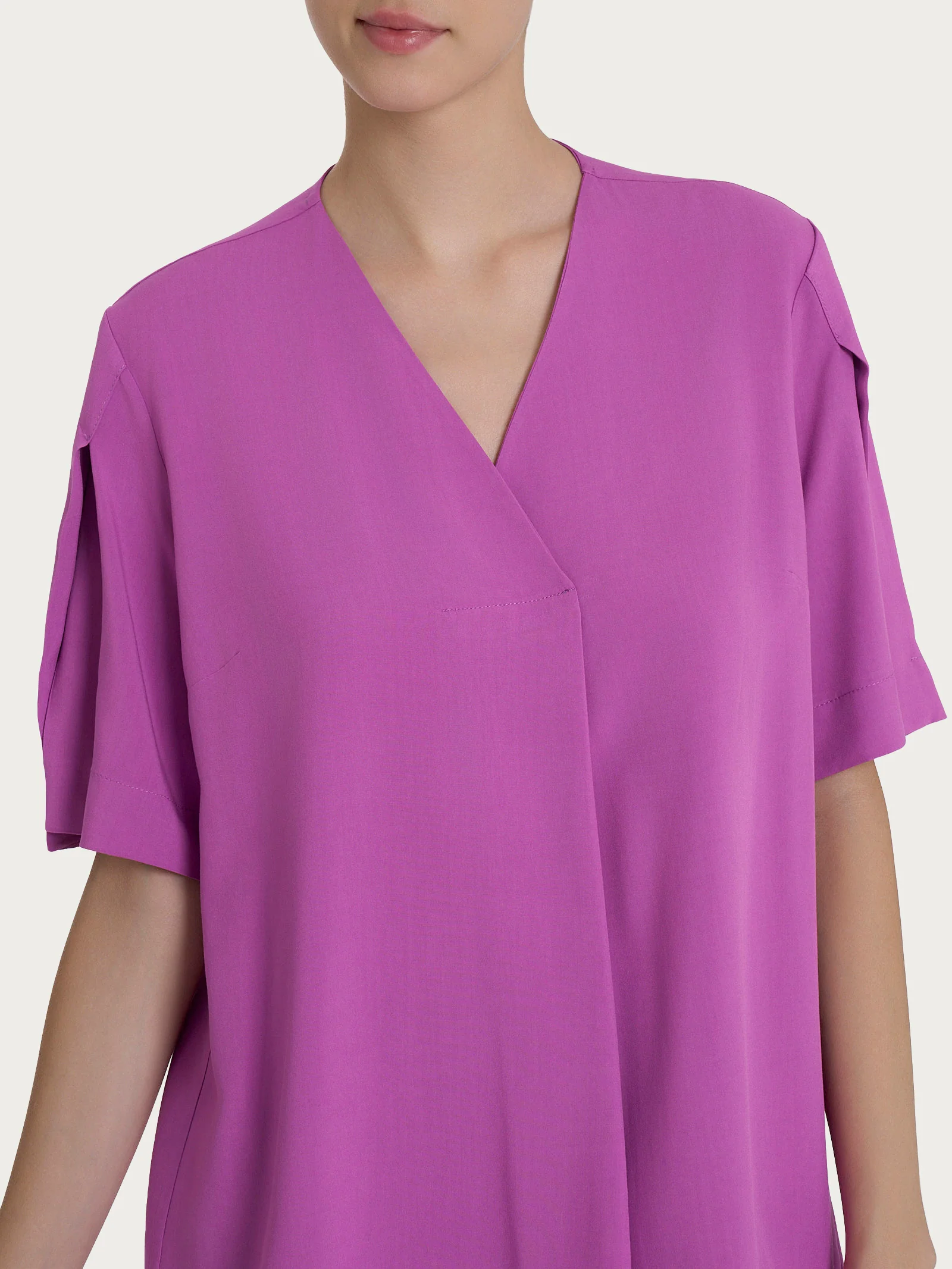 Blusa con scollo a V e manica a petalo in Ecoseta - Cattleya Orchid - Image 3