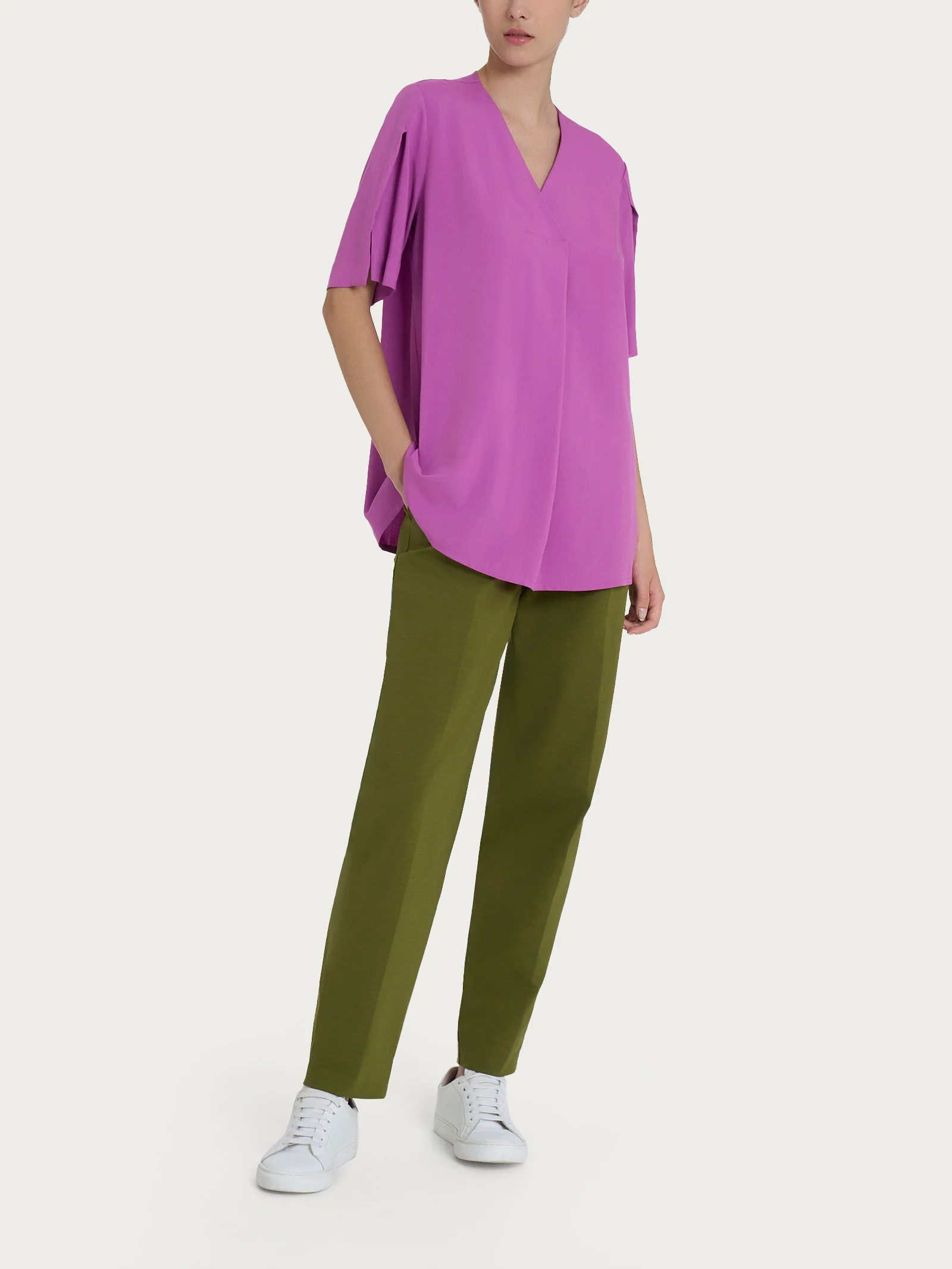 Blusa con scollo a V e manica a petalo in Ecoseta - Cattleya Orchid - Image 4