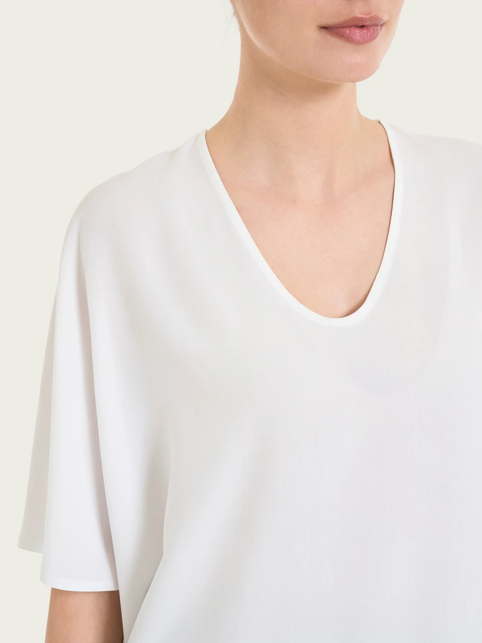 Blusa con scollo a V e manica al gomito in Ecoseta - Bianco - Image 3
