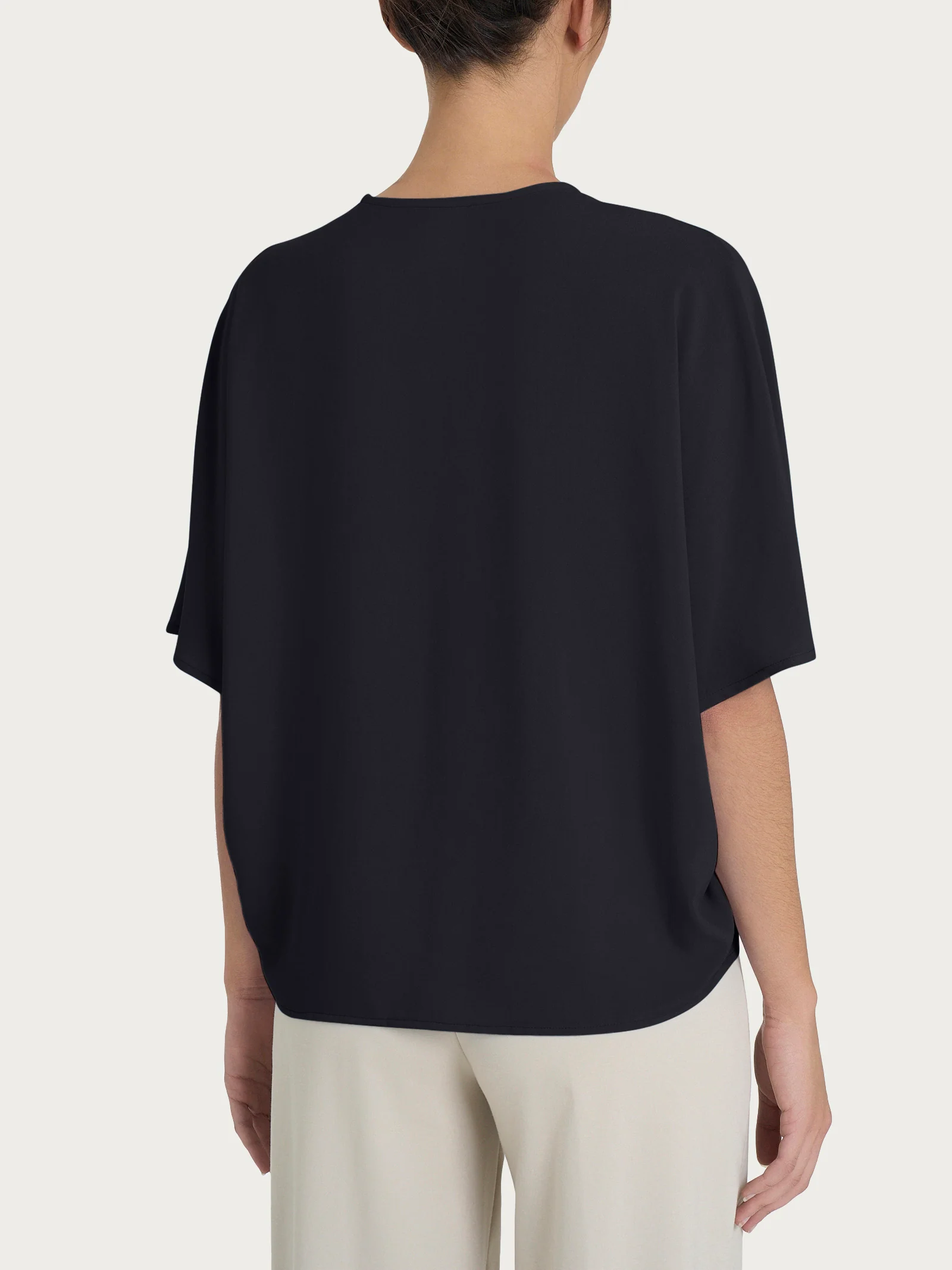 Blusa con scollo a V e manica al gomito in Ecoseta - Nero - Image 2
